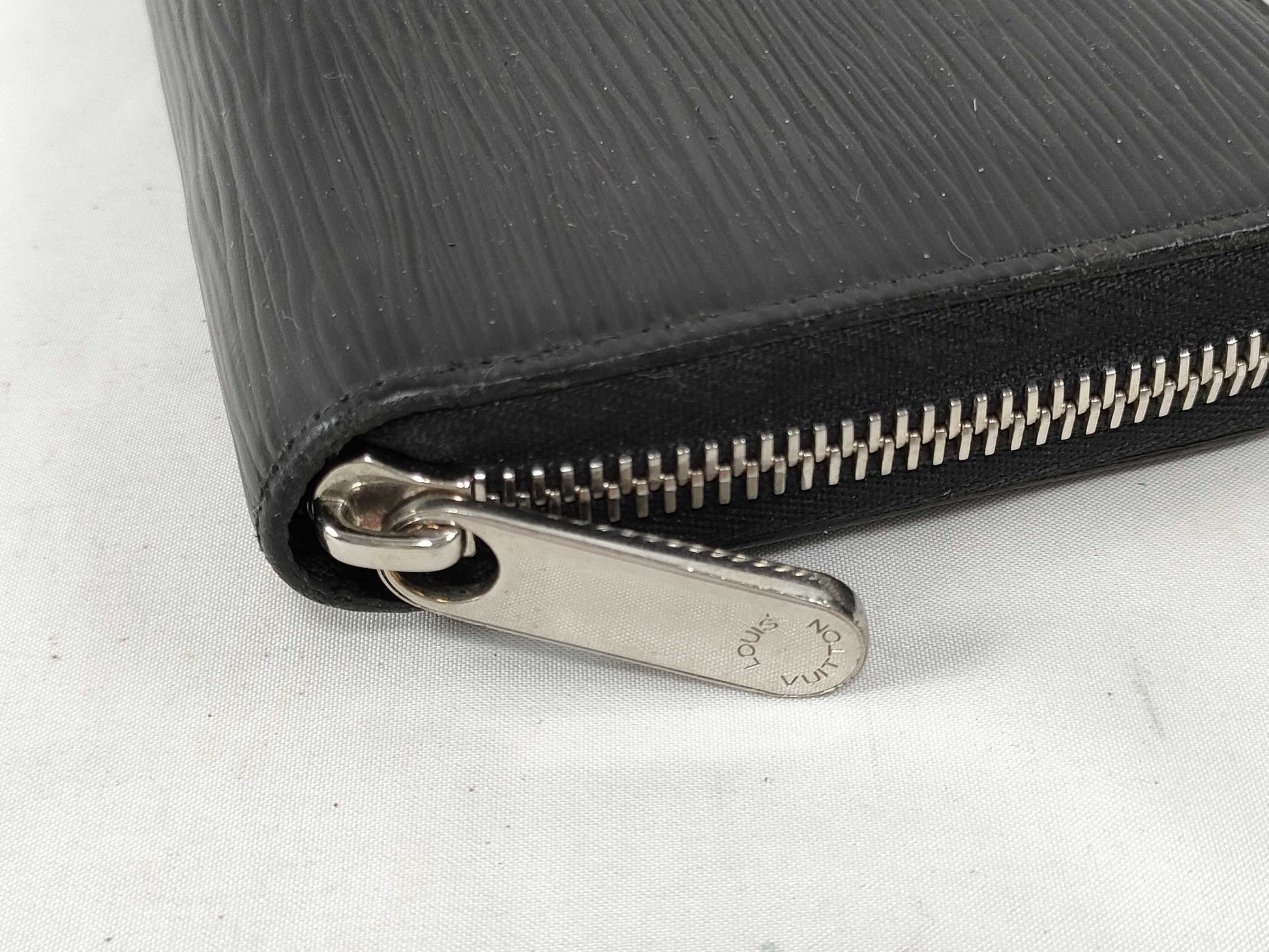 LOUIS VUITTON Epi Zippy Organizer Wallet