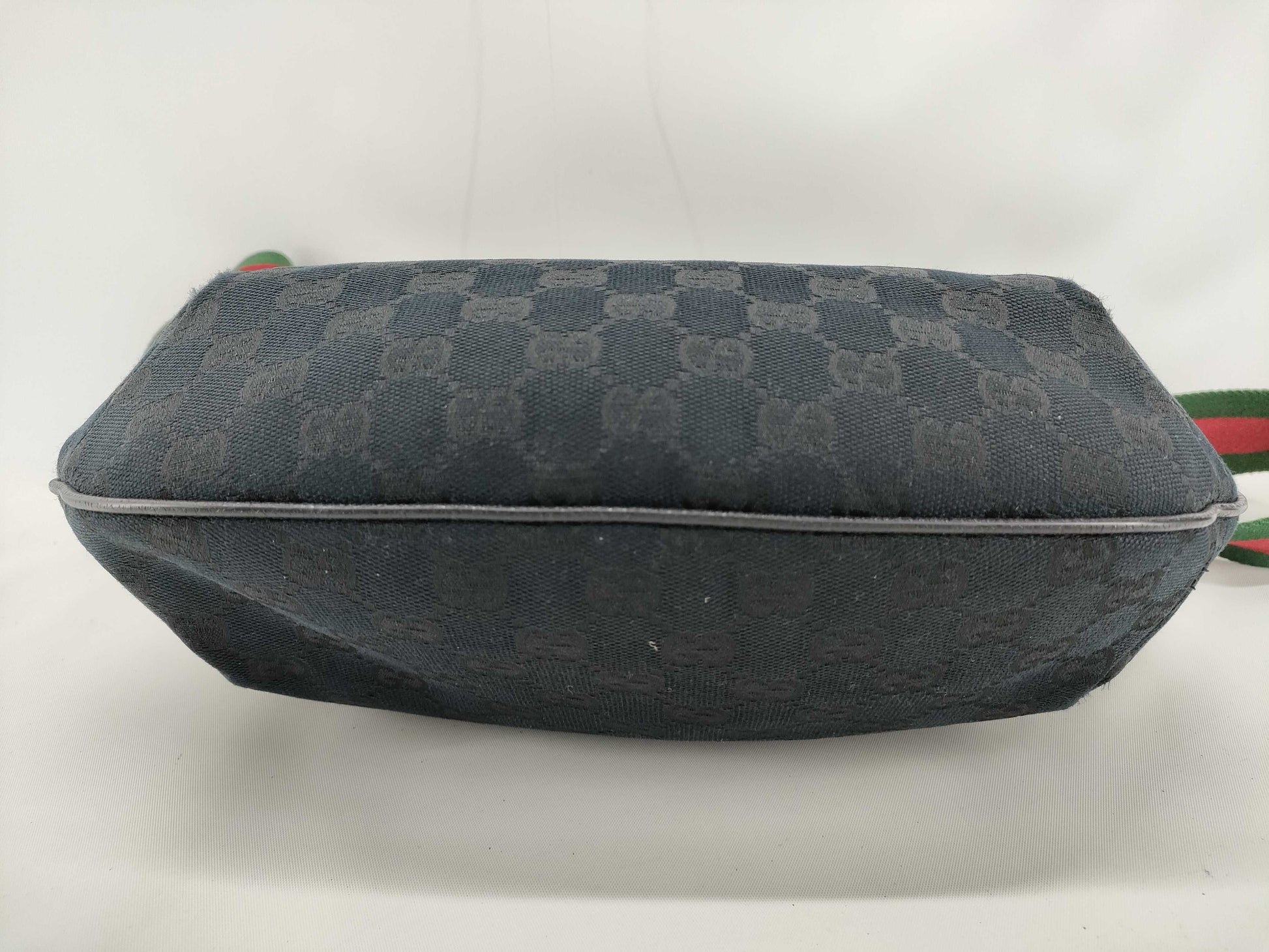 GUCCI GG Canvas Shoulder Bag in Sherry Black