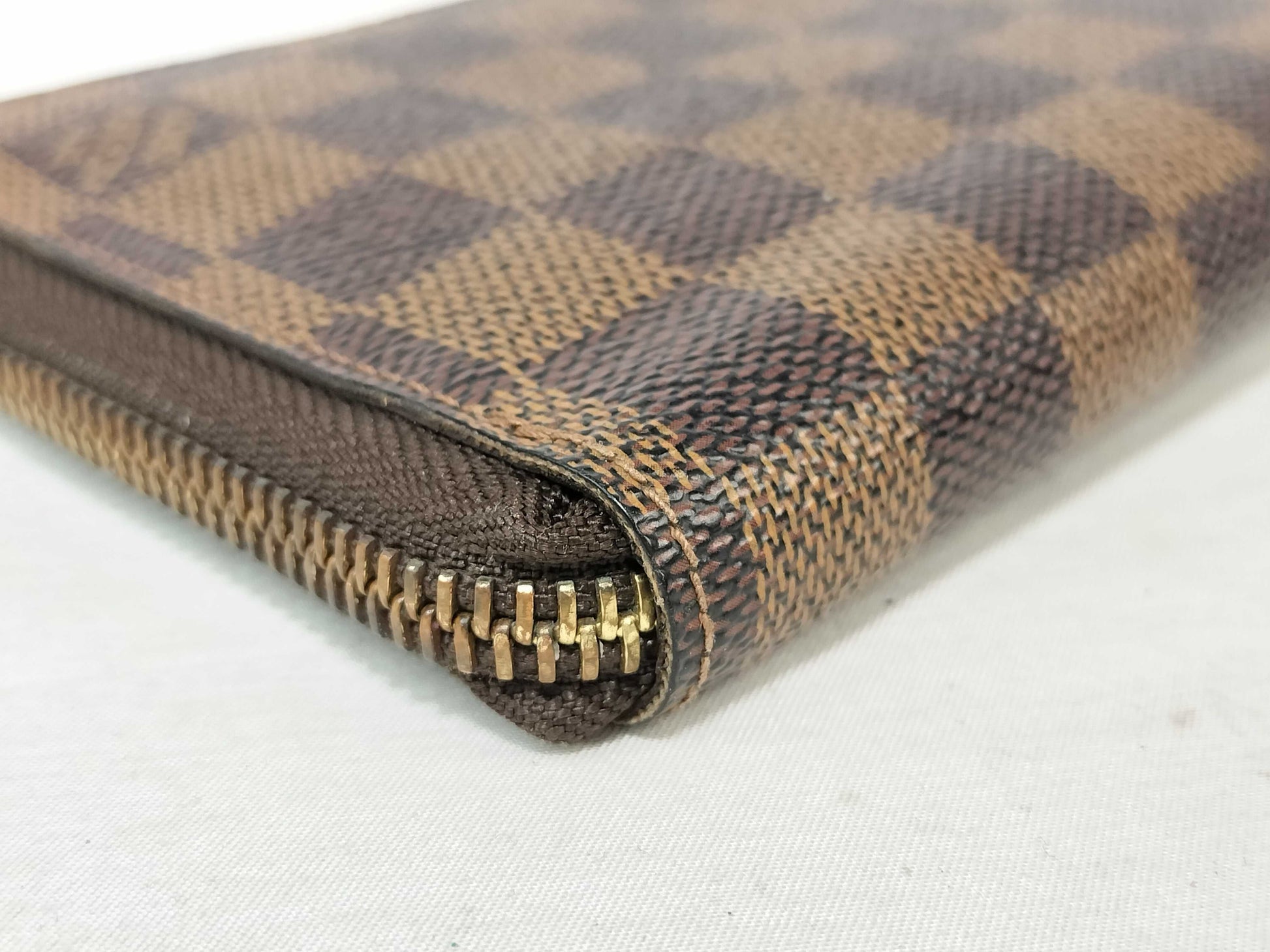LOUIS VUITTON Damier Louis Vuitton Zippy Wallet Damier Wallet