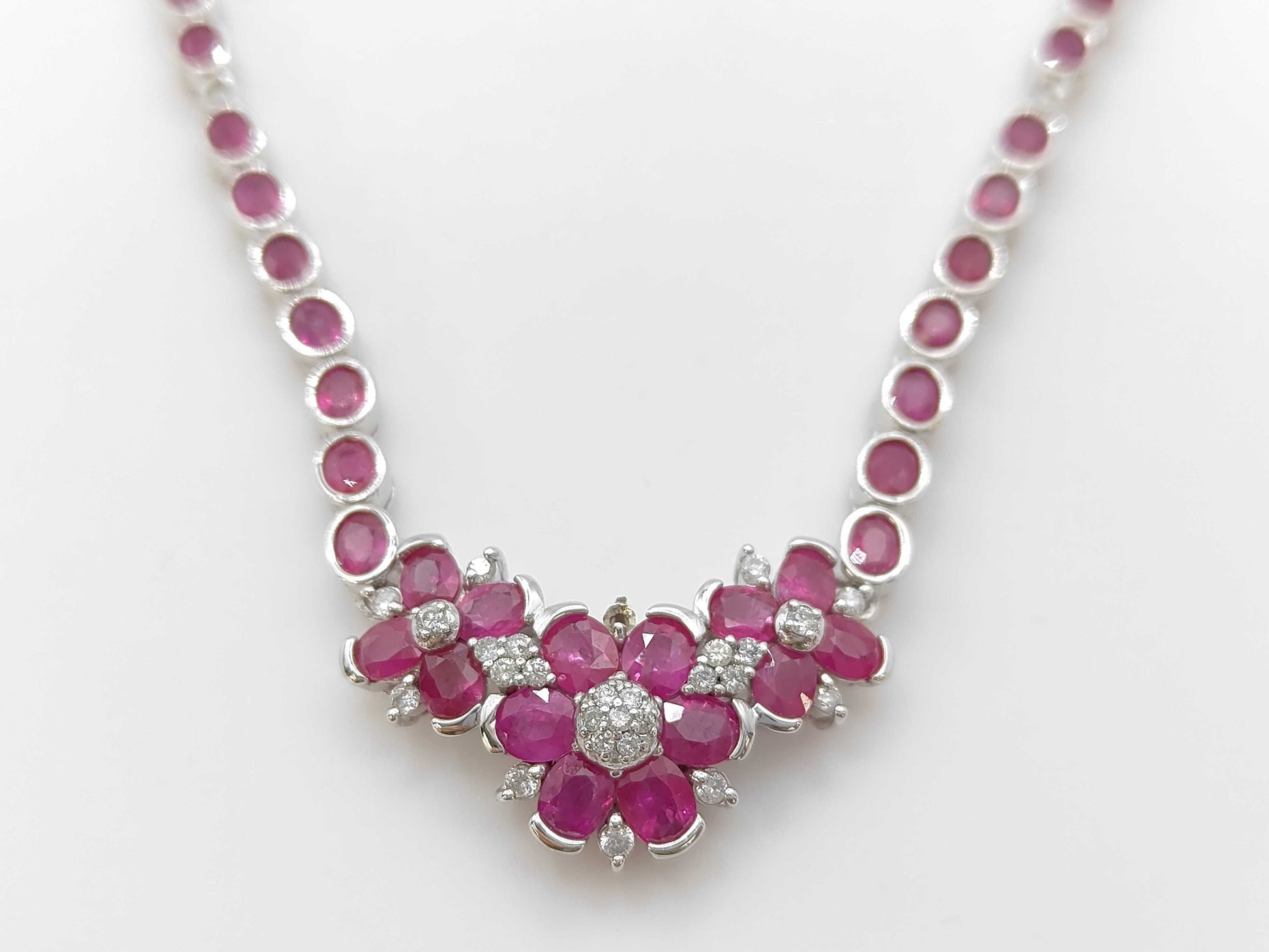 R17.70ct D0.50ct K18WG 29.2g Necklace 
