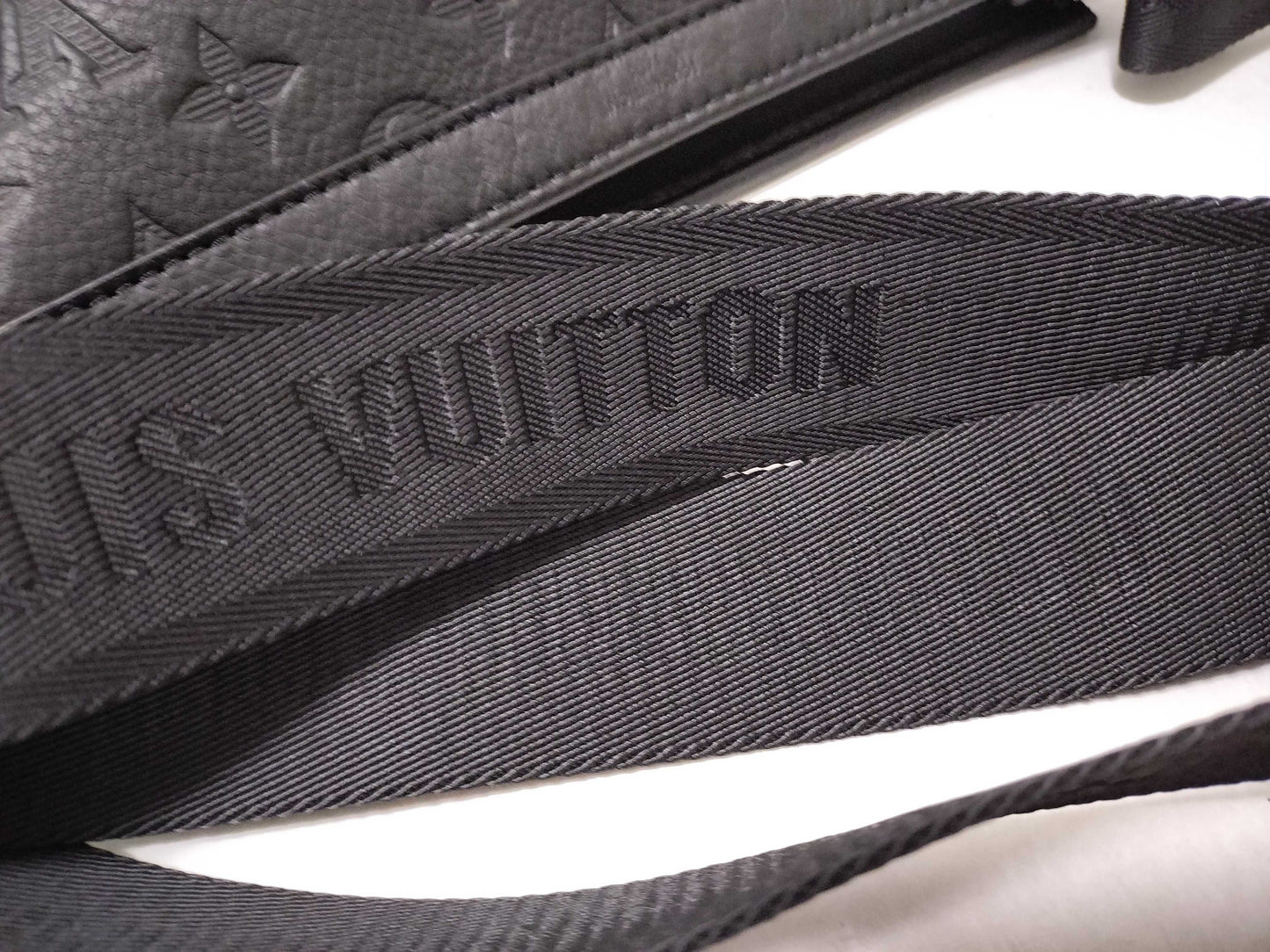 LOUIS VUITTON LV Gaston Wearable Wallet M81115 Shoulder Bag