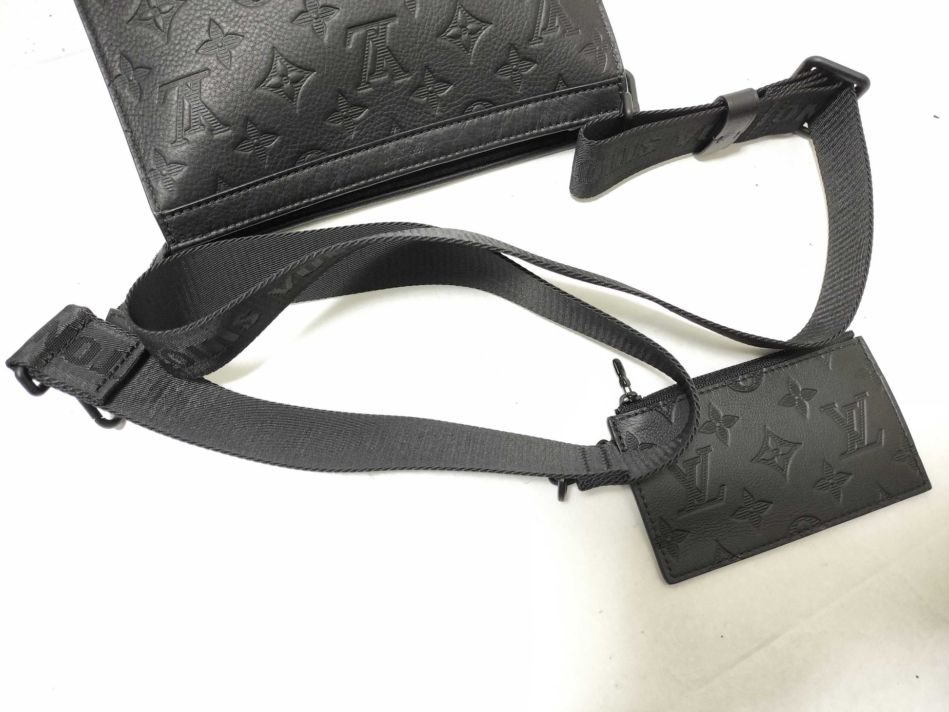 LOUIS VUITTON LV Gaston Wearable Wallet M81115 Shoulder Bag