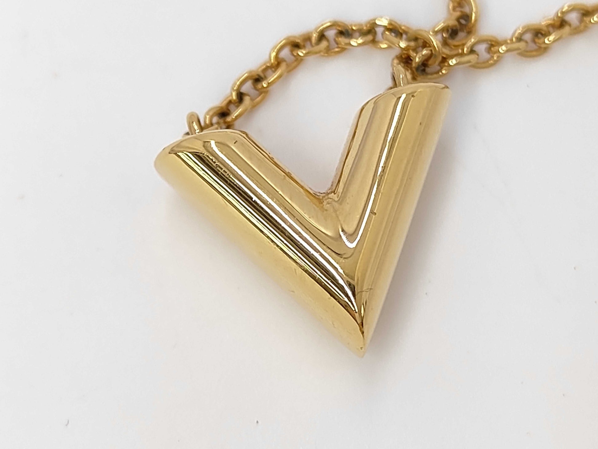 LOUIS VUITTON Essential V M61083 Necklace