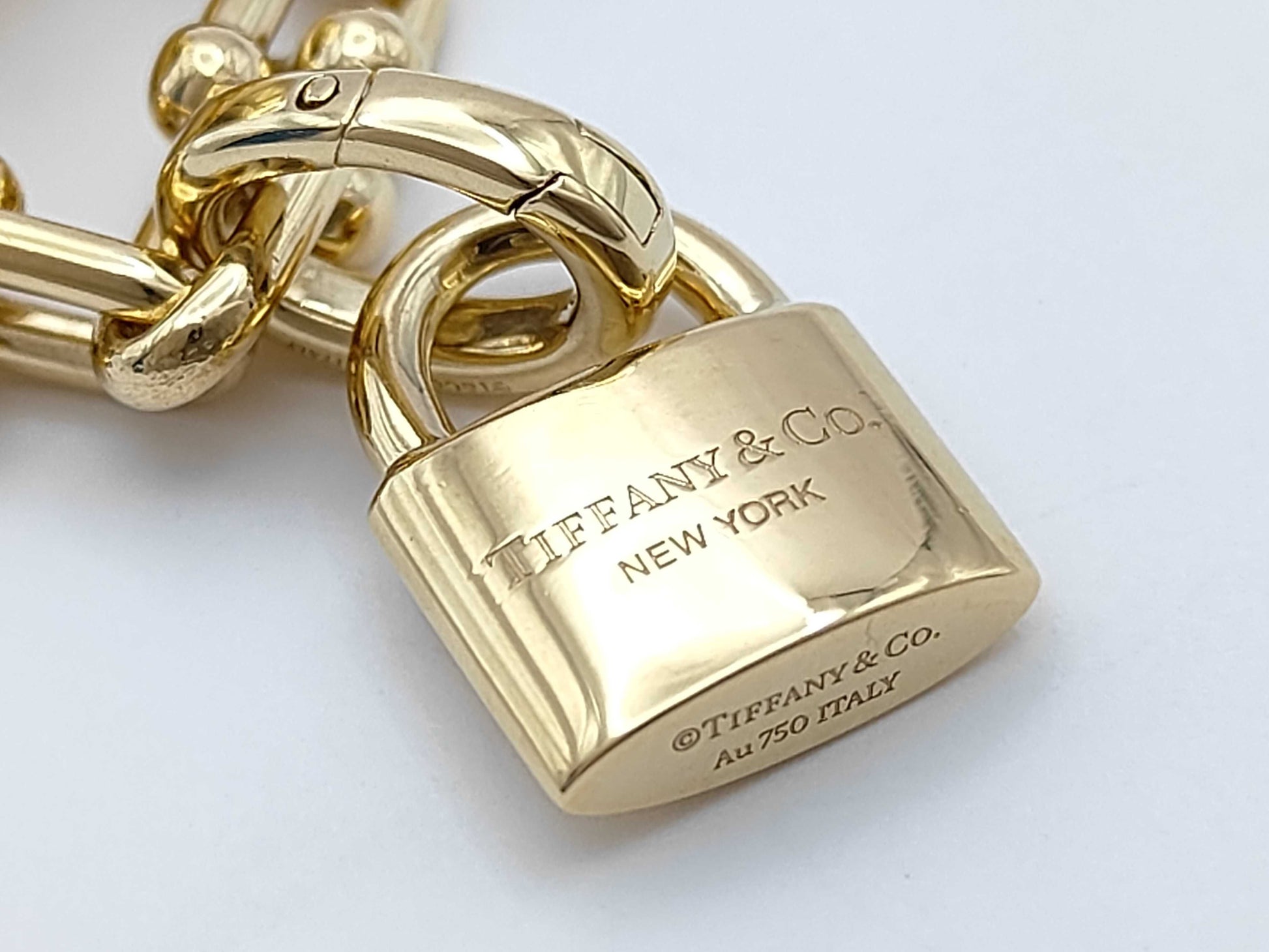 Tiffany & Co. Hardware Wrap Link Bracelet/Bangle in Yellow Gold 750, 48.6g 