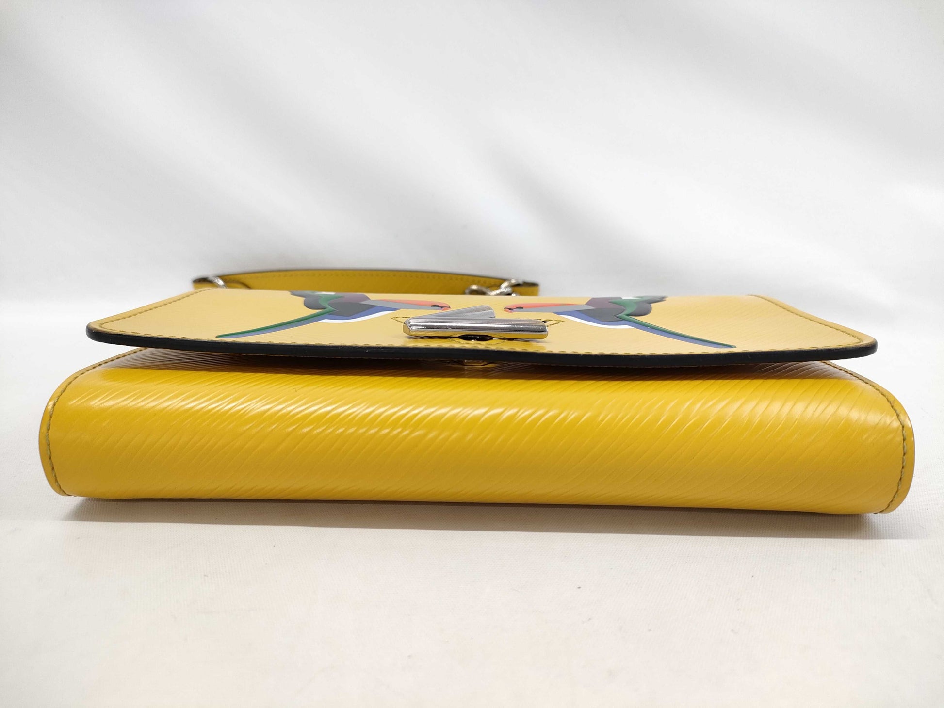 LOUIS VUITTON LV Twist Chain Wallet Shoulder Bag