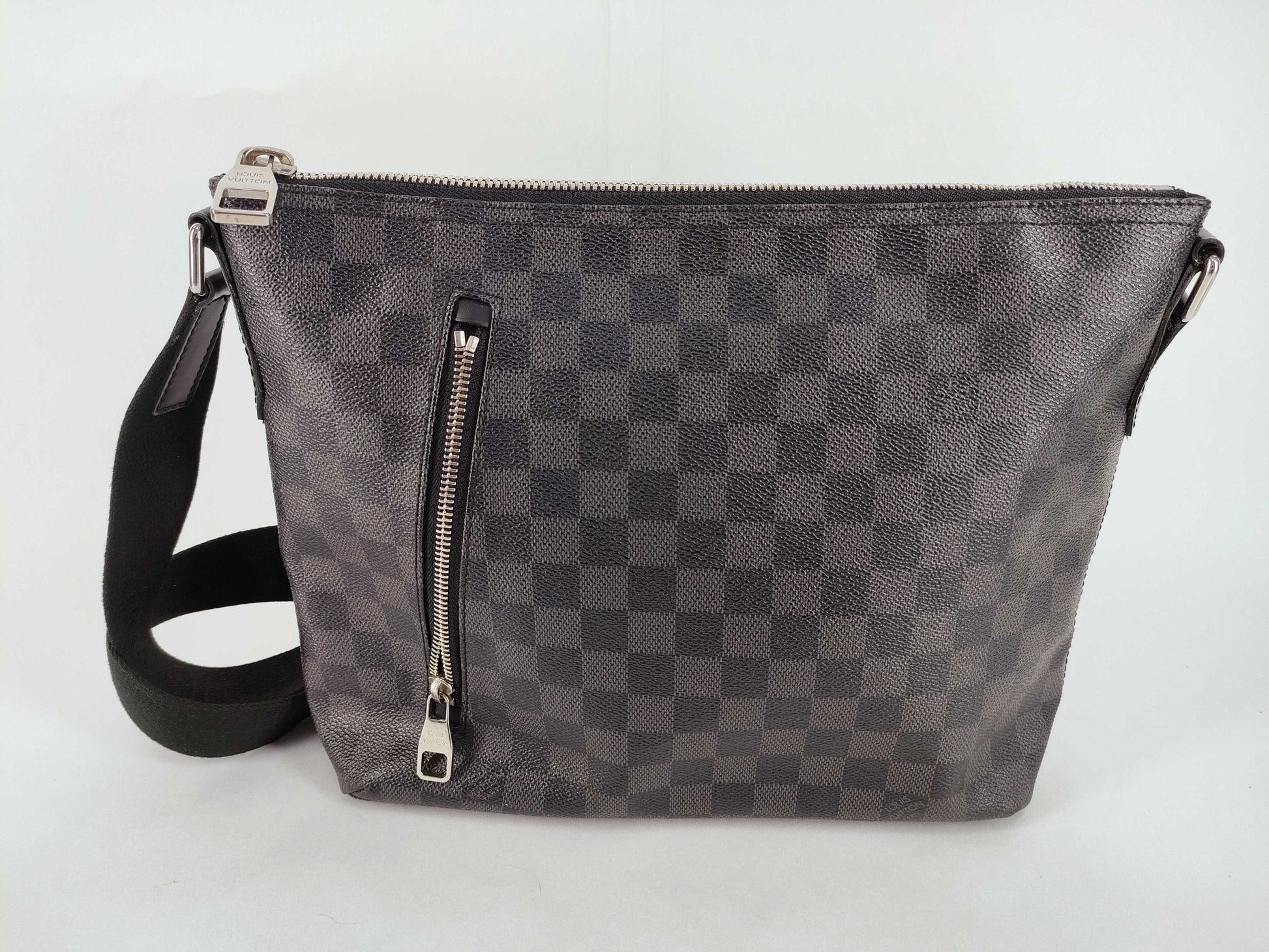 LOUIS VUITTON Damier Graphite Louis Vuitton Shoulder Bag
