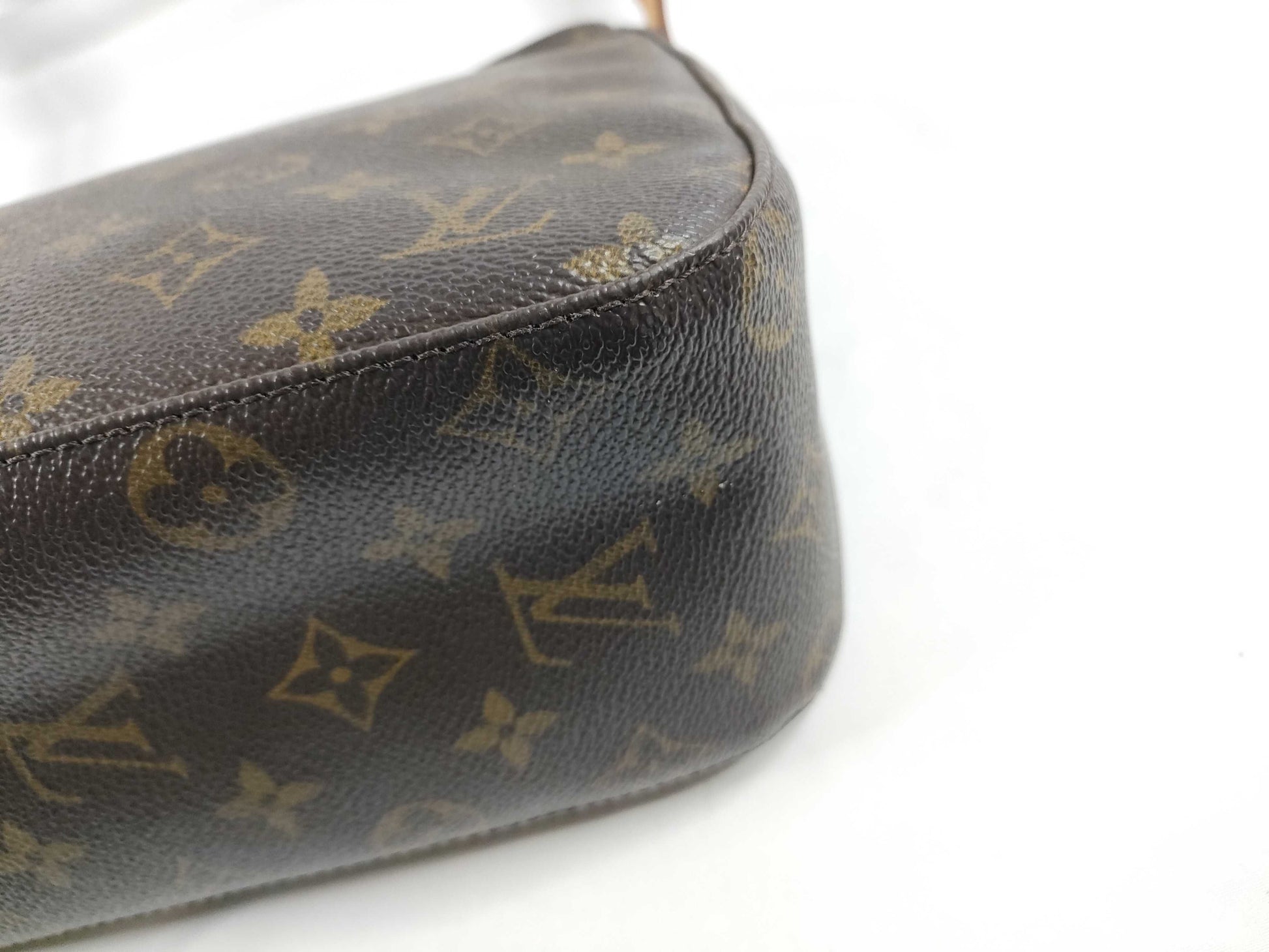 LOUIS VUITTON Monogram LOUIS VUITTON Looping MM Shoulder Bag