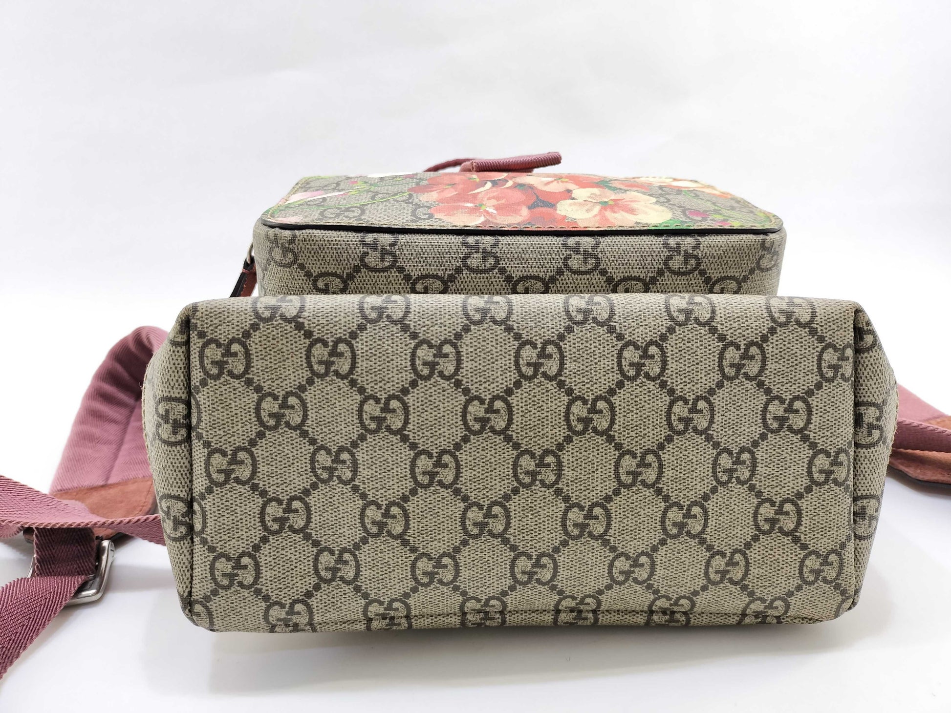 GUCCI GG Supreme Floral Print Backpack in Pink