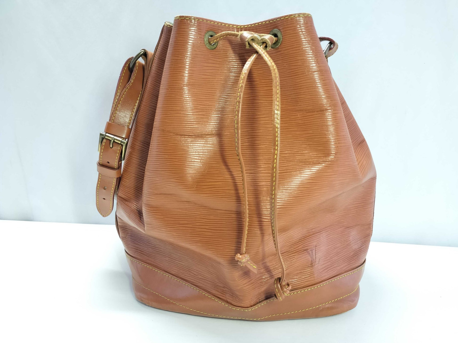 LOUIS VUITTON Epi LV Epi Noe AR1913 Brown Shoulder Bag