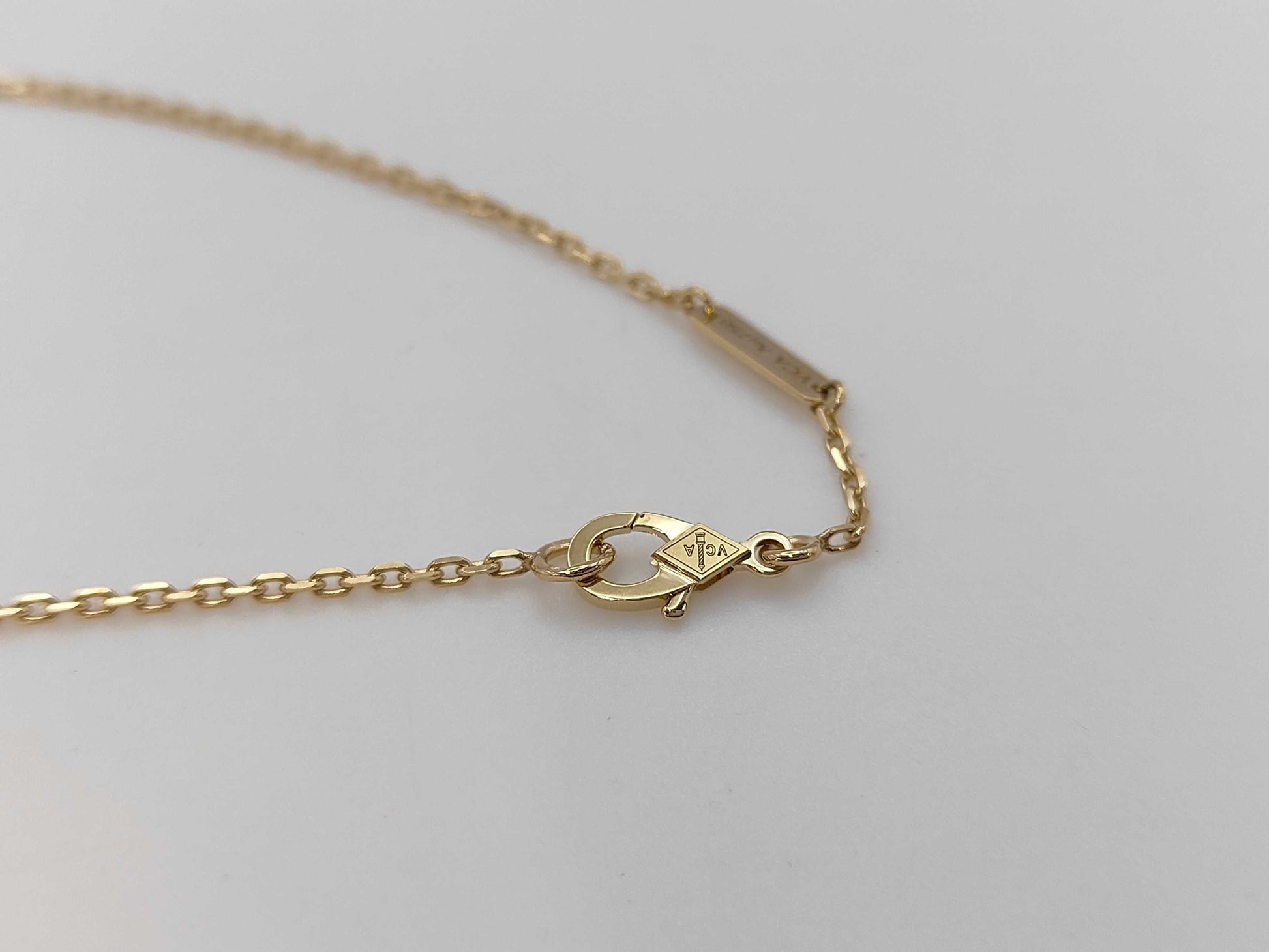 Van Cleef & Arpels Vintage Alhambra Mother-of-Pearl Necklace in Yellow Gold and Au750, 5.4g 