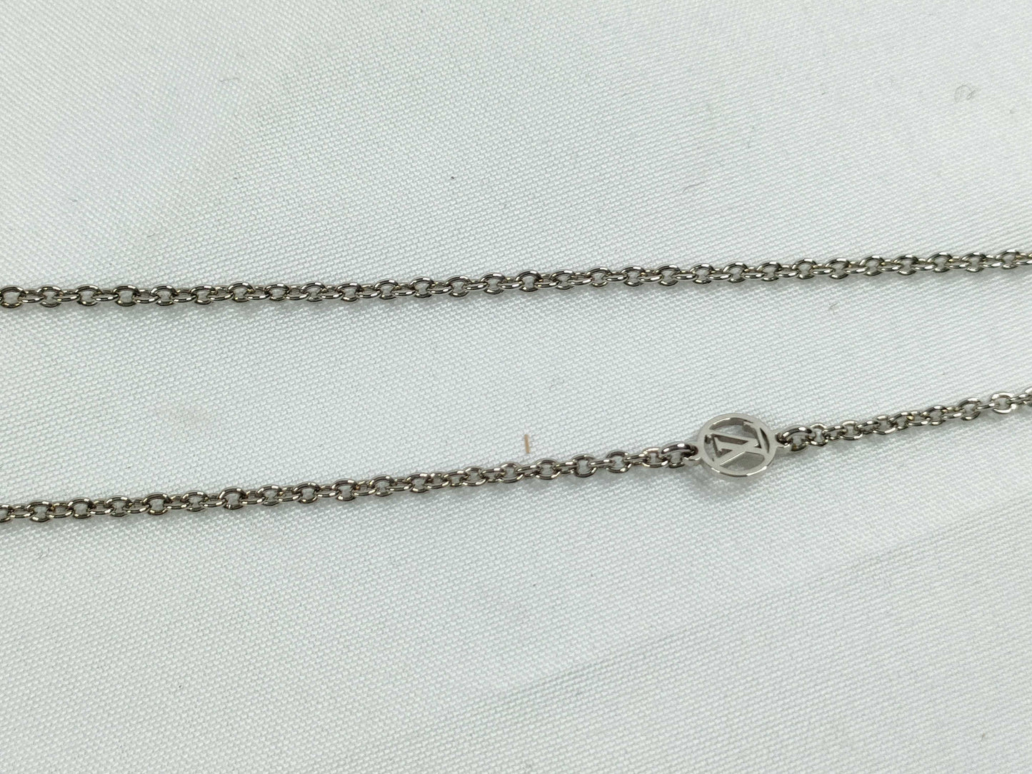 LOUIS VUITTON Essential V Necklace