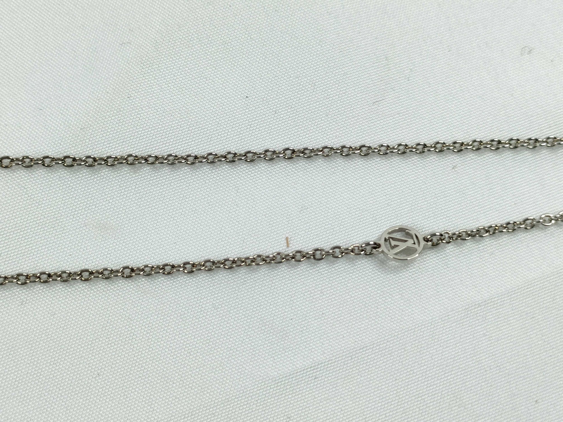 LOUIS VUITTON Essential V Necklace