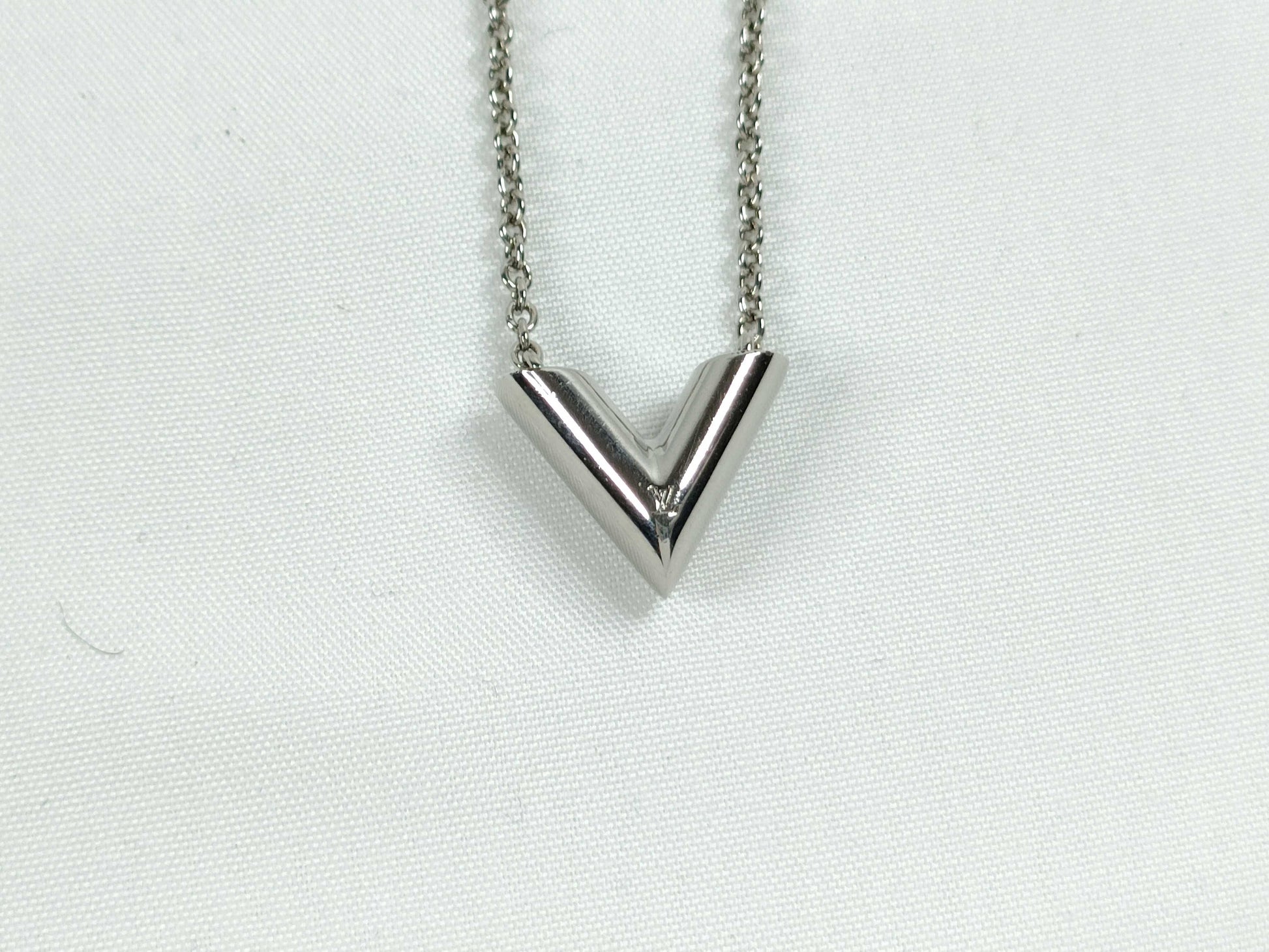 LOUIS VUITTON Essential V Necklace