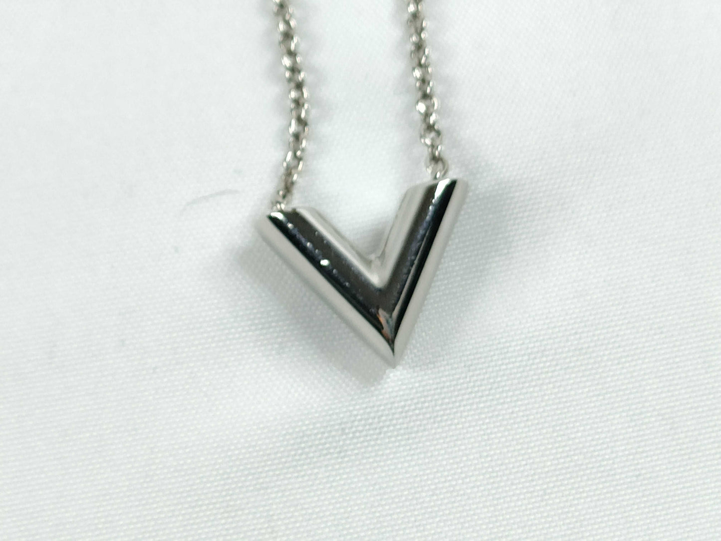 LOUIS VUITTON Essential V Necklace
