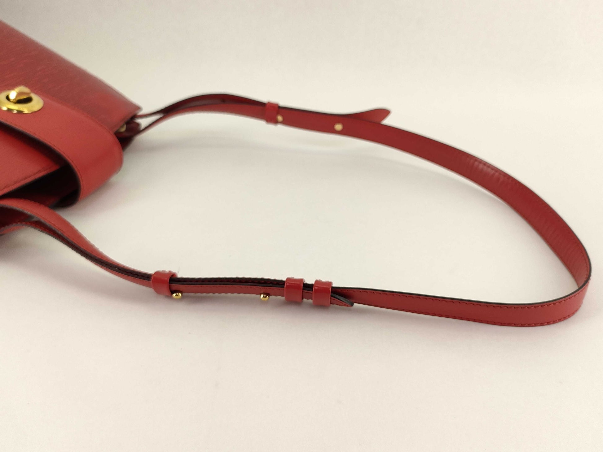 LOUIS VUITTON Epi Louis Vuitton Cluny Epi Shoulder Bag