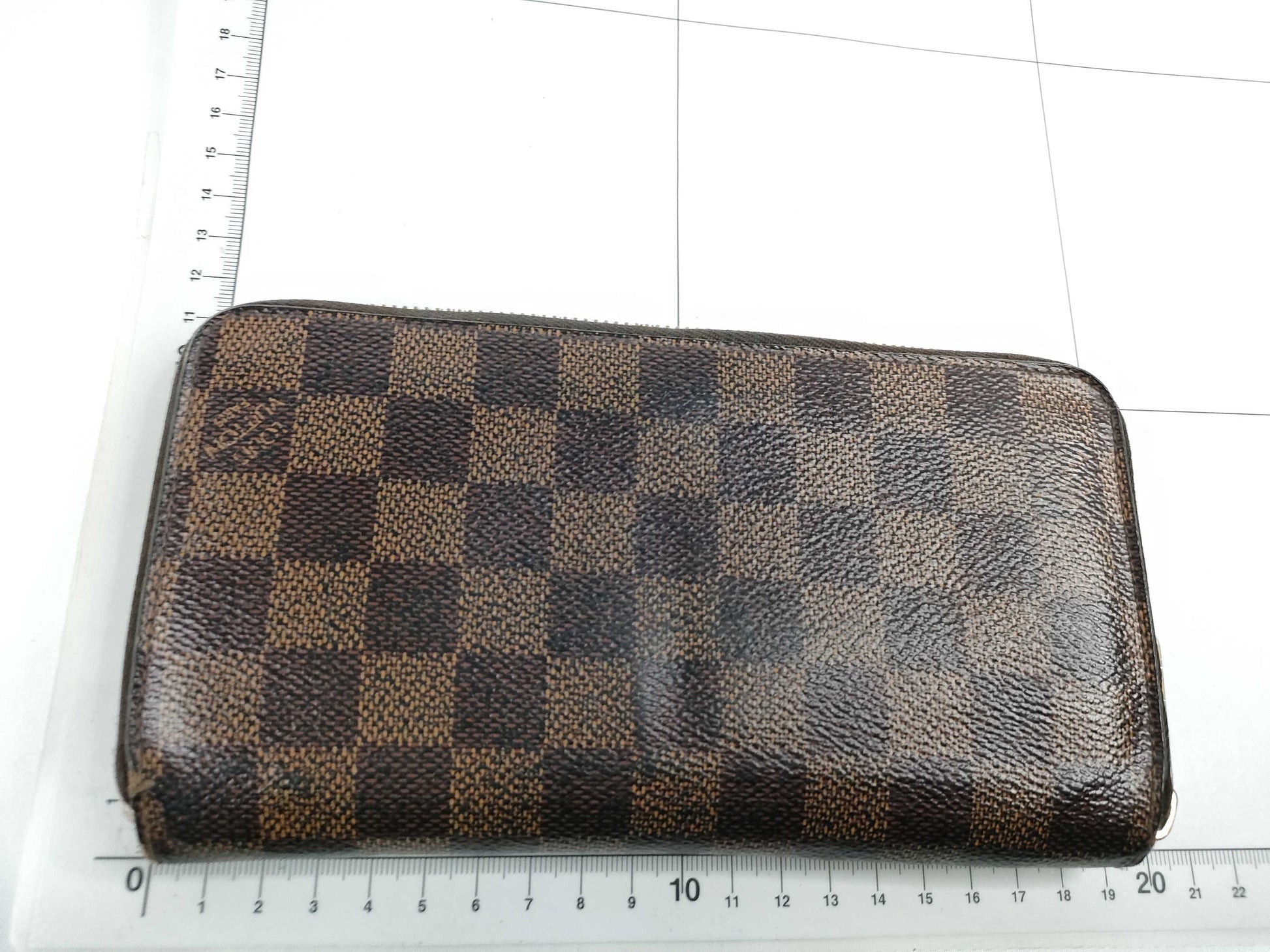 LOUIS VUITTON Damier Zippy Wallet