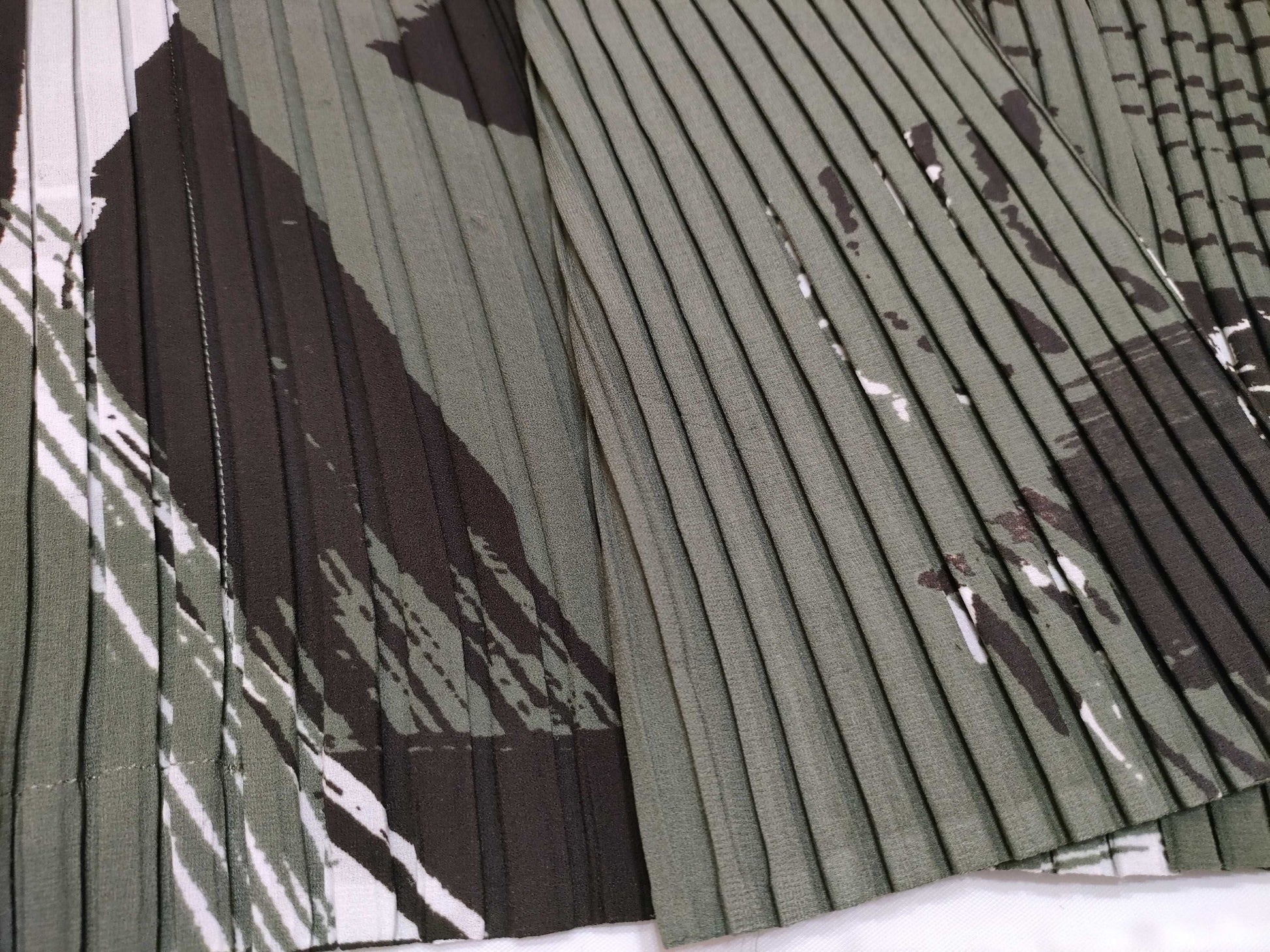 ISSEY MIYAKE All-Over Print Buttonless Cardigan IM21FO636