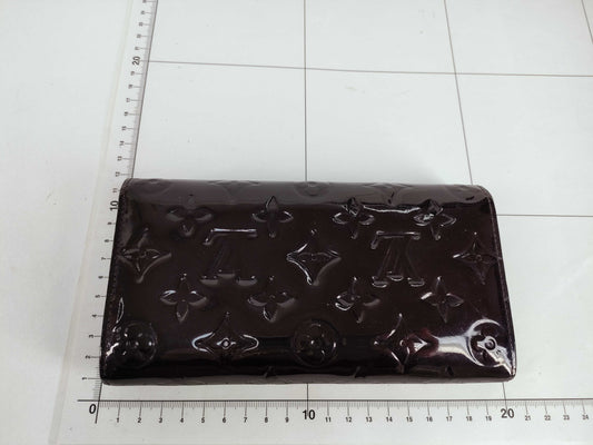 LOUIS VUITTON Vernis Portefeuille Sarah Vernis Amaranth Wallet