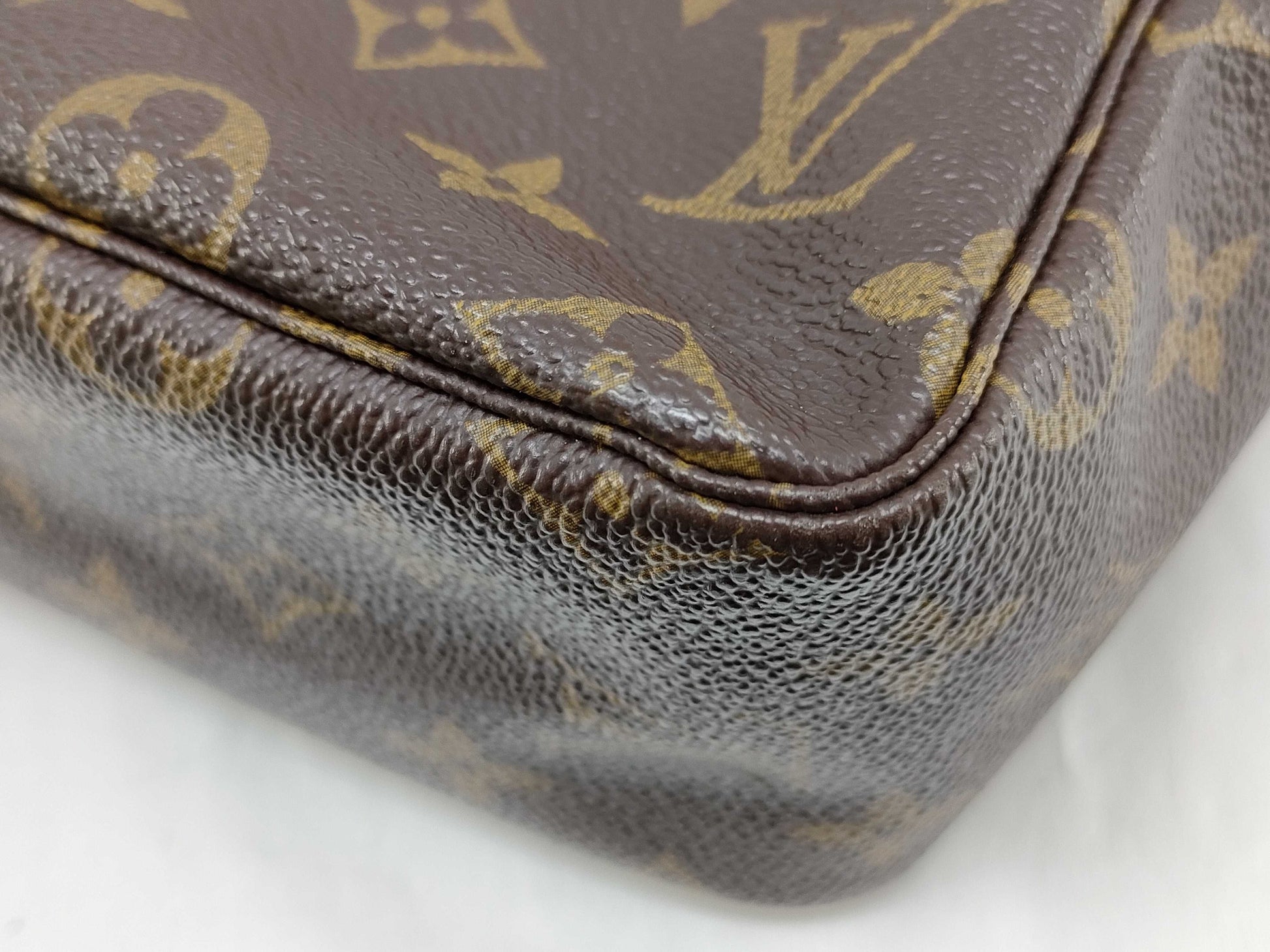LOUIS VUITTON Monogram True Toilet 28 Pouch