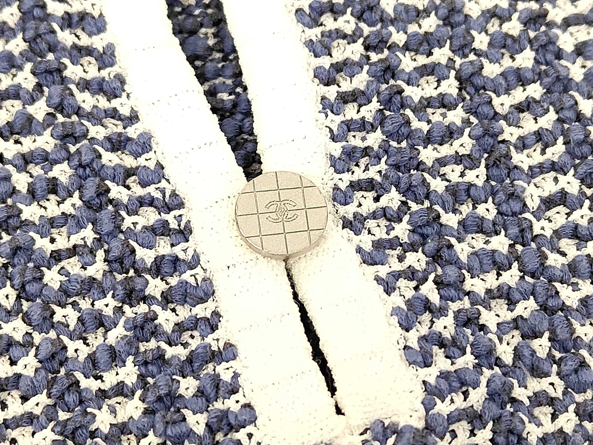 CHANEL CHANEL Cropped Knit P17186V00914 Size 38 Knit Cut and Sew Blue x White Top