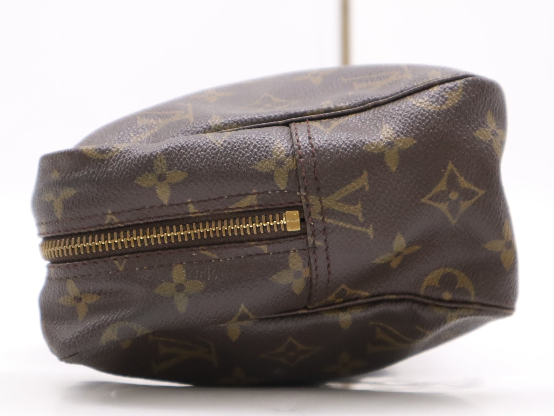 LOUIS VUITTON M47522 Monogram Truss Toilette 28 Pouch