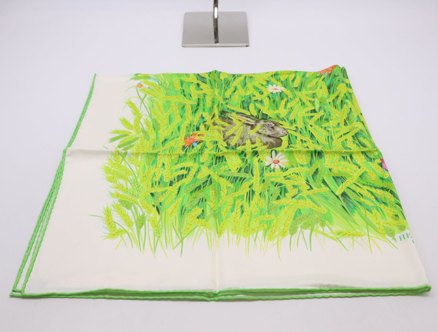 HERMES Silk Carré 90 "Lapins Dans un Champ de" Rabbit and Wheat Field Pattern White Green Scarf