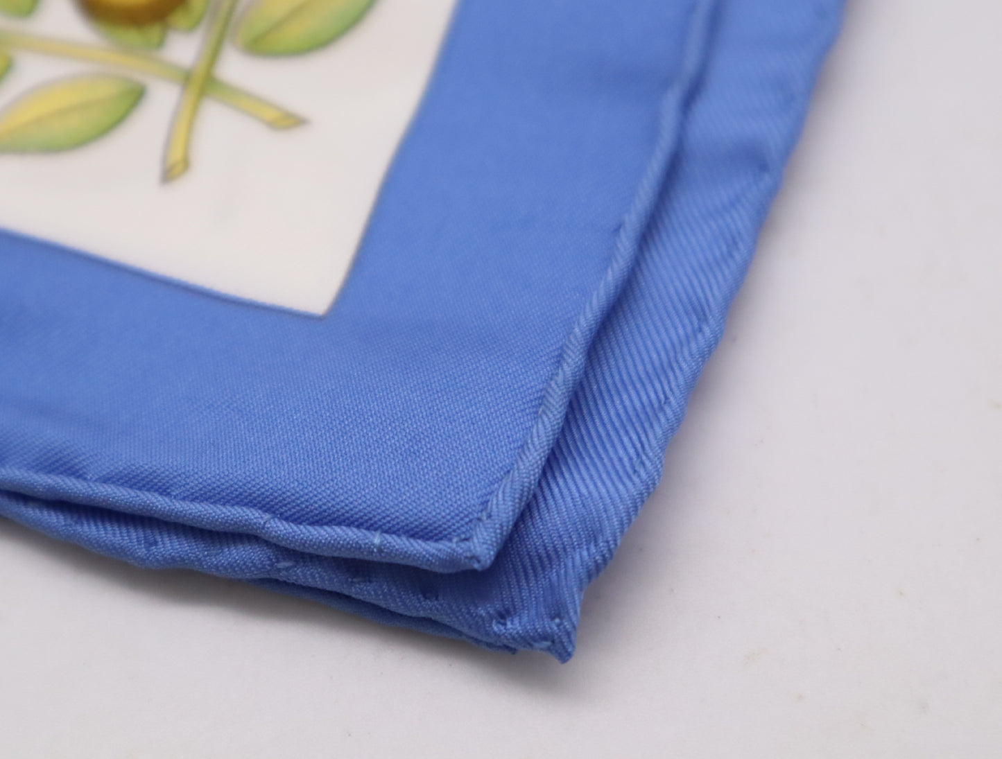 HERMES Silk Carré 90 Le Matin Neuf New Morning Pattern White Yellow Blue Scarf