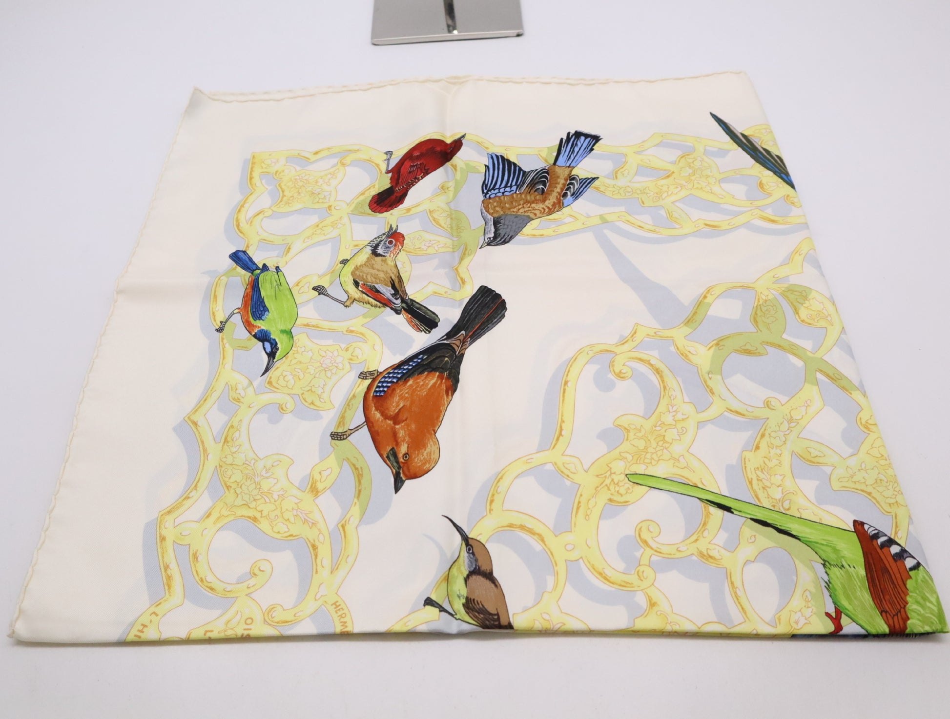 HERMES Silk Carré 90 OISEAUX DE LINDE ET DE LHIMALAYA Indian and Himalayan Birds Pattern Light Blue Gray Scarf