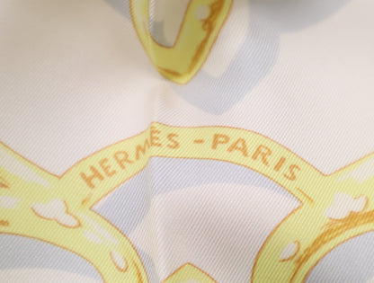 HERMES Silk Carré 90 OISEAUX DE LINDE ET DE LHIMALAYA Indian and Himalayan Birds Pattern Light Blue Gray Scarf