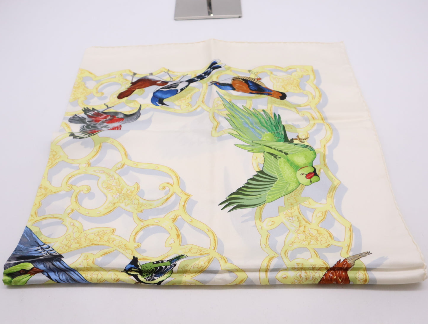 HERMES Silk Carré 90 OISEAUX DE LINDE ET DE LHIMALAYA Indian and Himalayan Birds Pattern Light Blue Gray Scarf