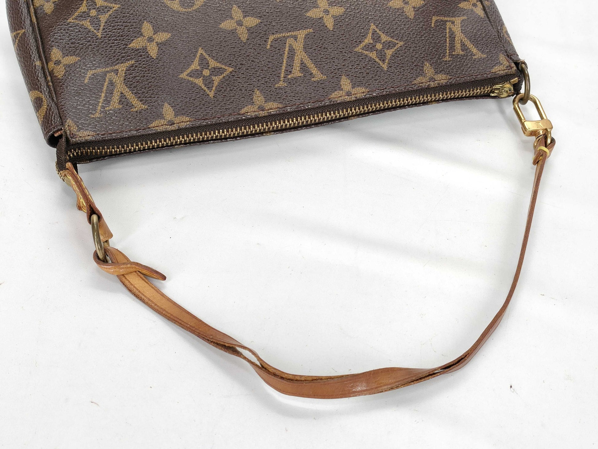 LOUIS VUITTON Monogram Pochette Accessoires *Zipper pull broken pouch