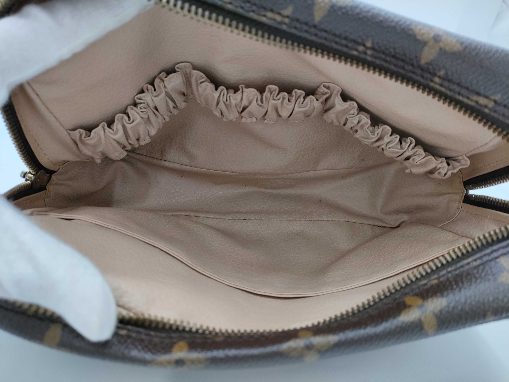 LOUIS VUITTON Monogram Truss Toilette 23 Second Bag