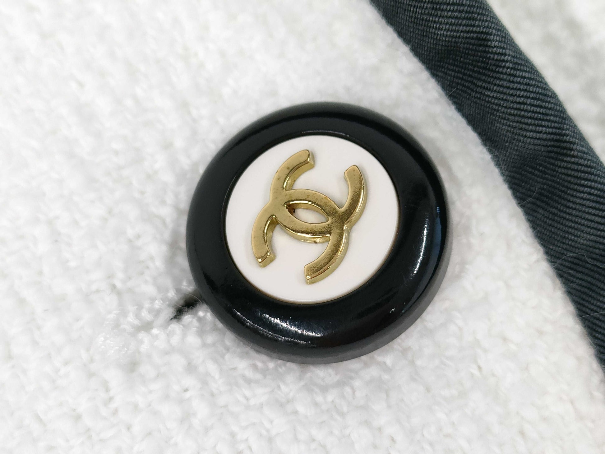CHANEL White x Black Coco Button P95 Size 40 Jacket