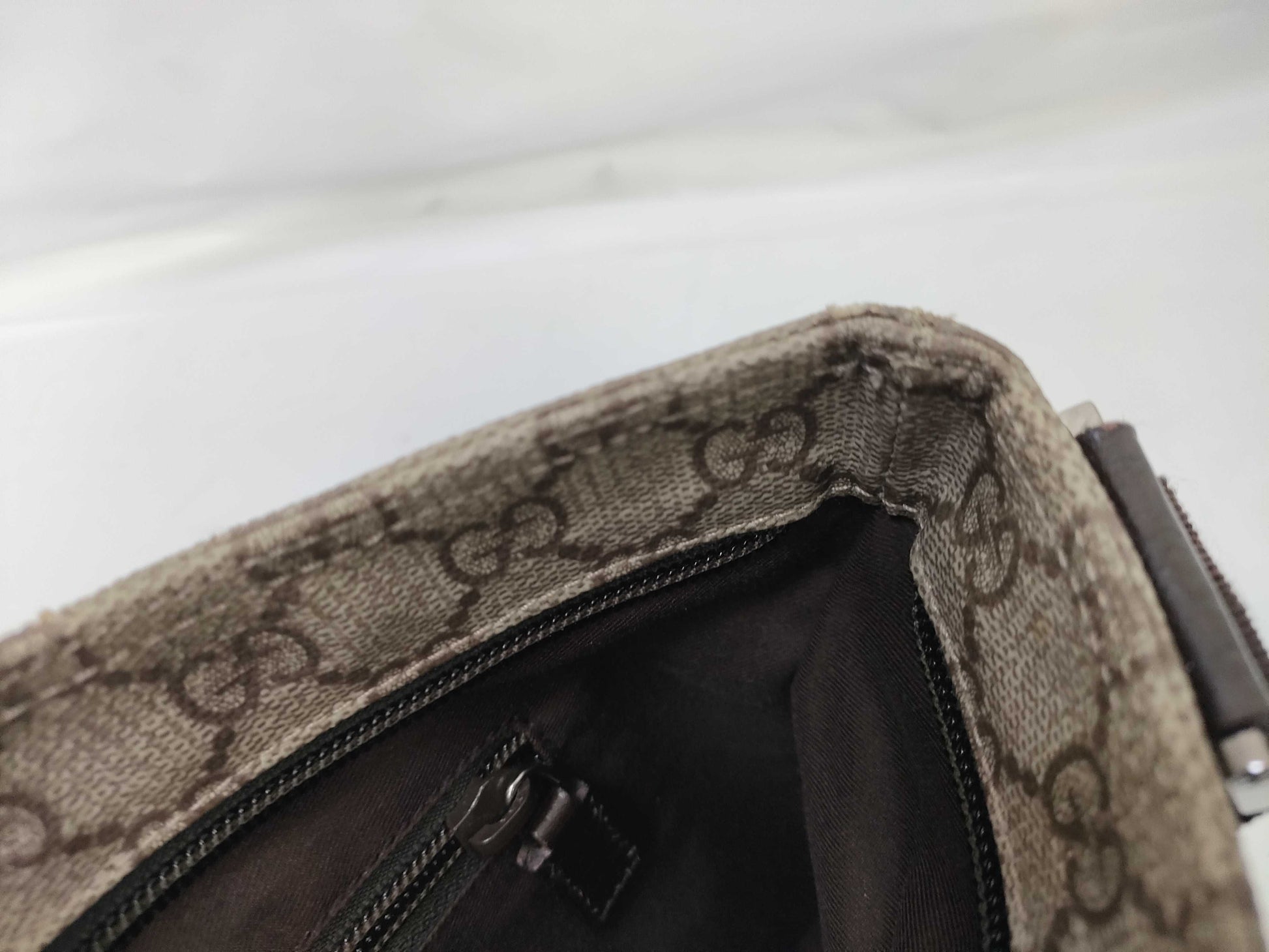 GUCCI GG Supreme Shoulder Bag