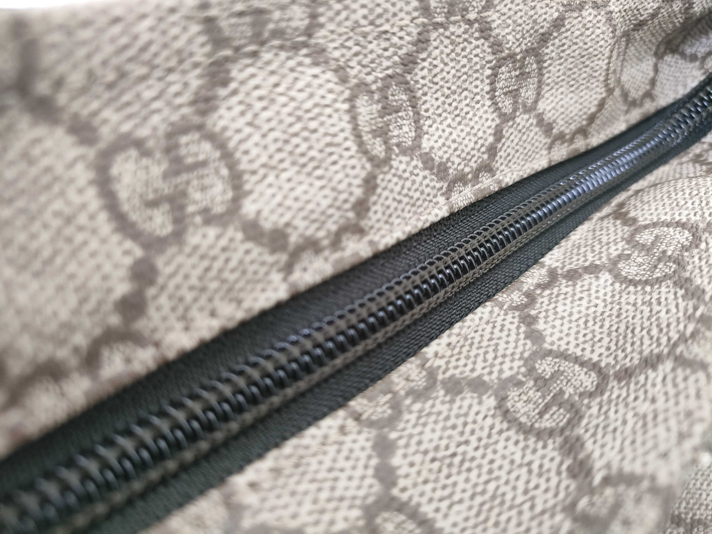 GUCCI GG Supreme Shoulder Bag