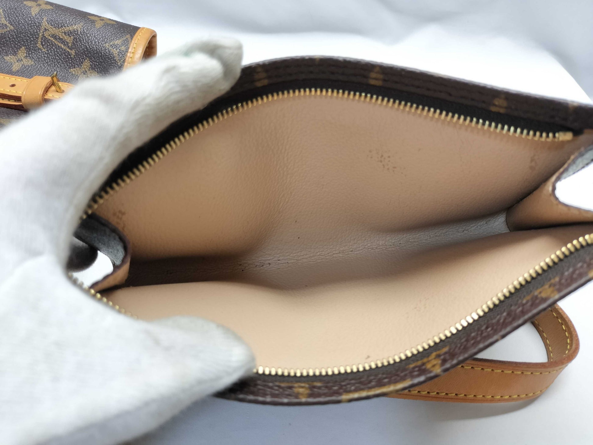 LOUIS VUITTON Monogram Bucket GM Shoulder Bag