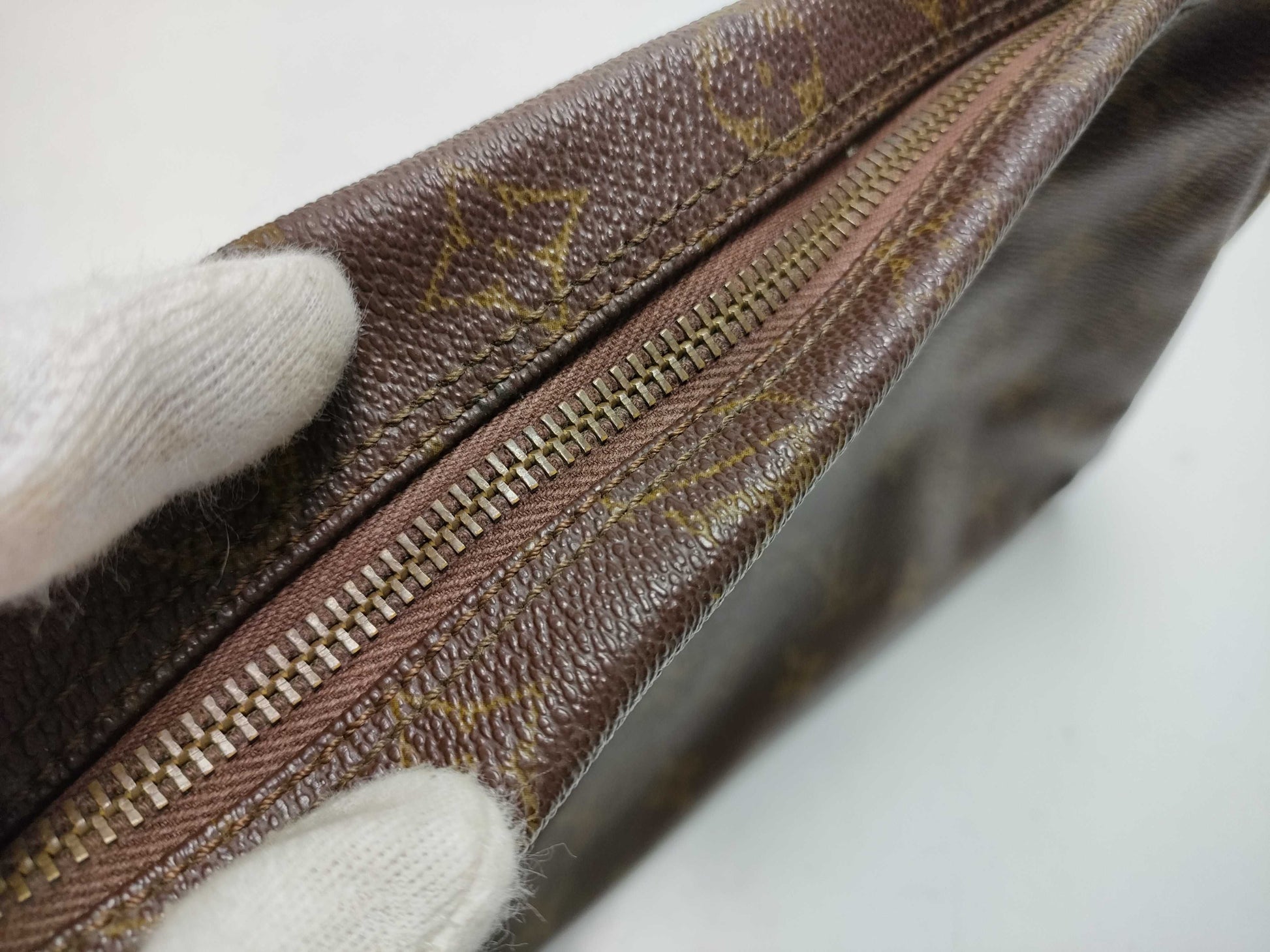 LOUIS VUITTON Monogram True Toilet 28 Pouch