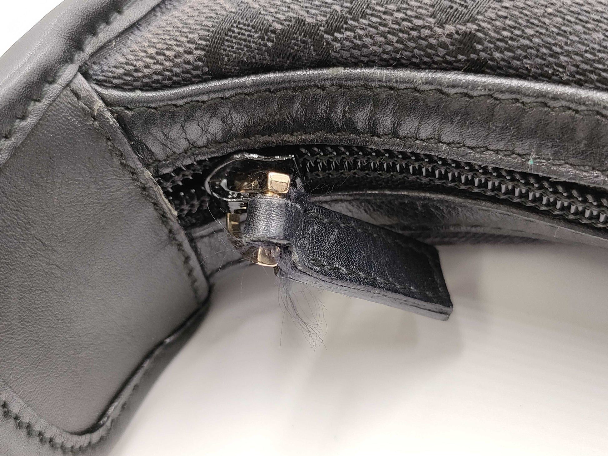 GUCCI GG Canvas 001.4205.001998 Shoulder Bag