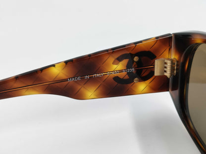  CHANEL tortoiseshell sunglasses with case