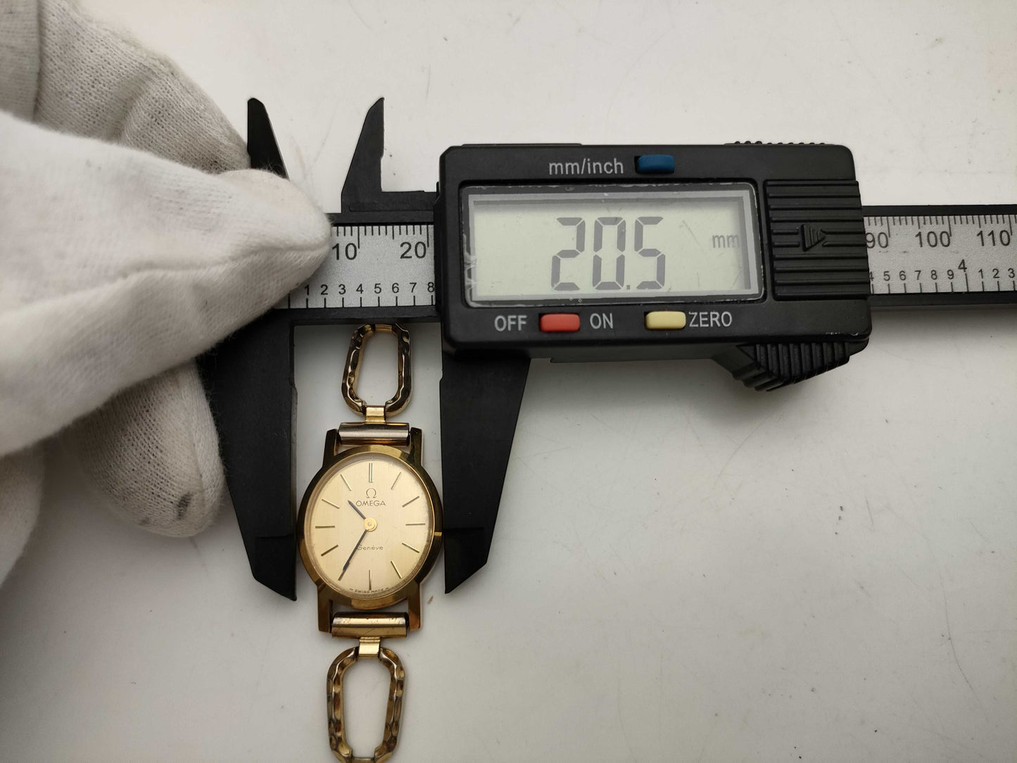 OMEGA Geneva Manual Winding Women's Watch with Broken Strap
