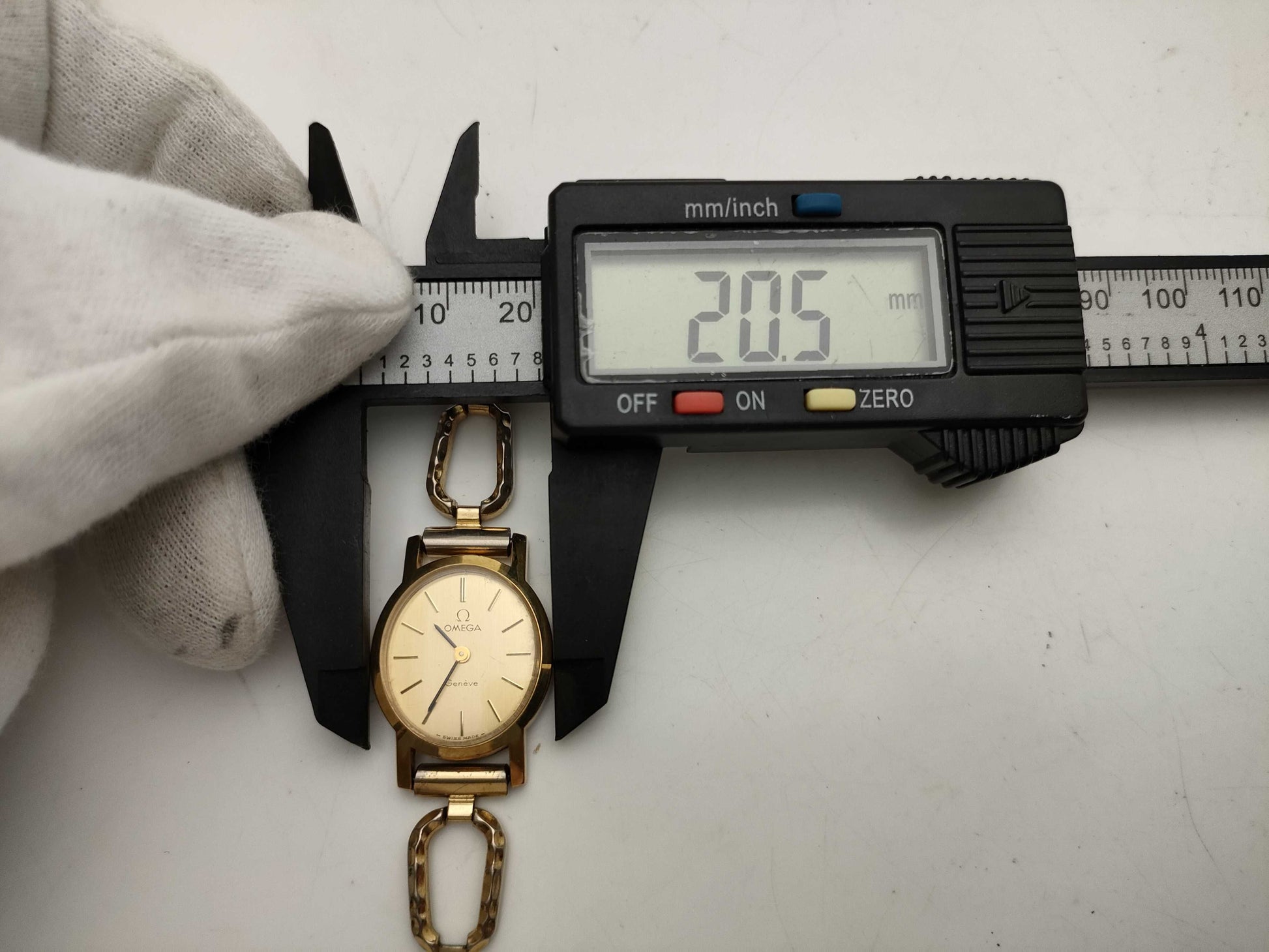 OMEGA Geneva Manual Winding Women's Watch with Broken Strap