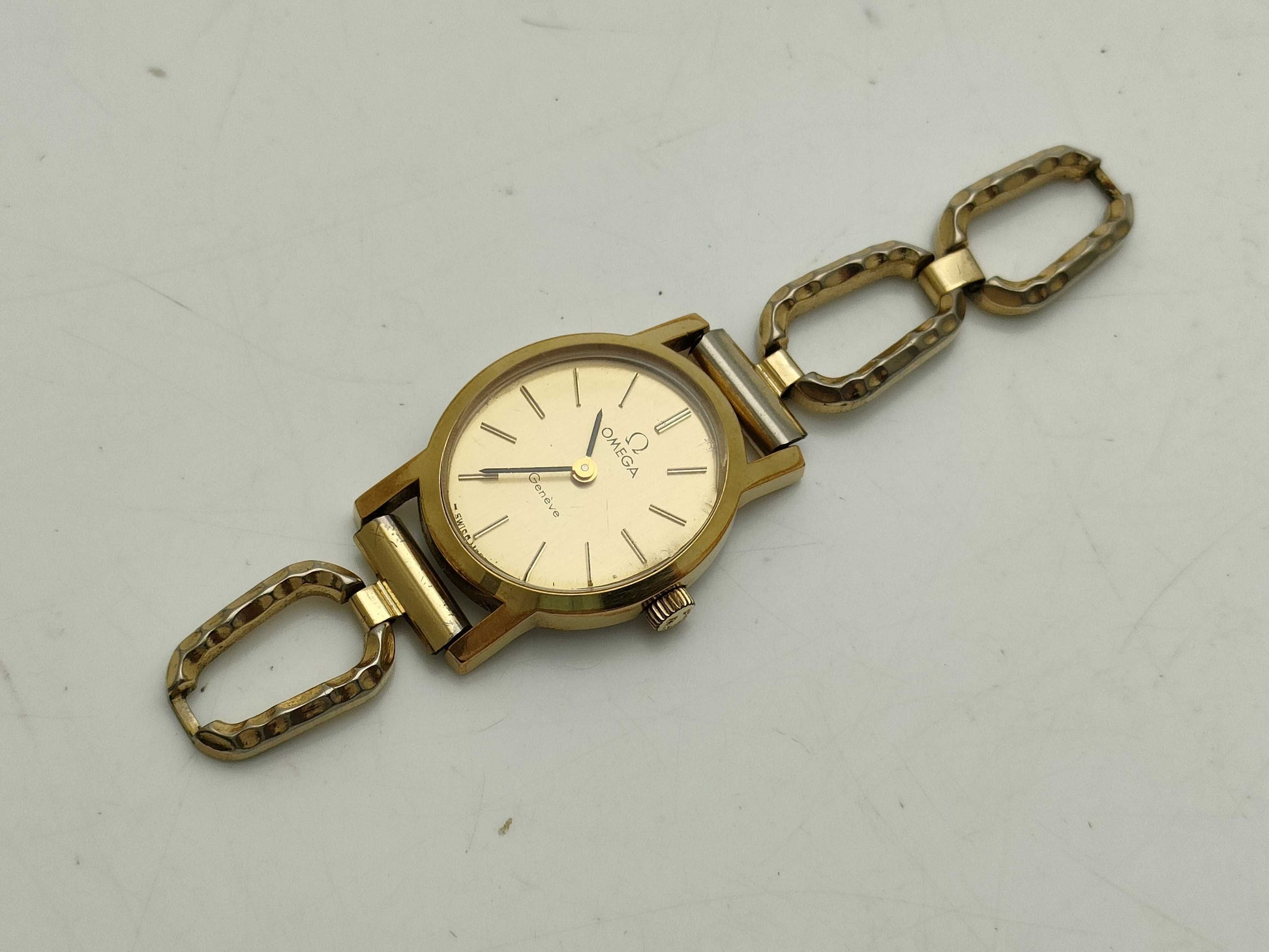 OMEGA Geneva Manual Winding Women's Watch with Broken Strap