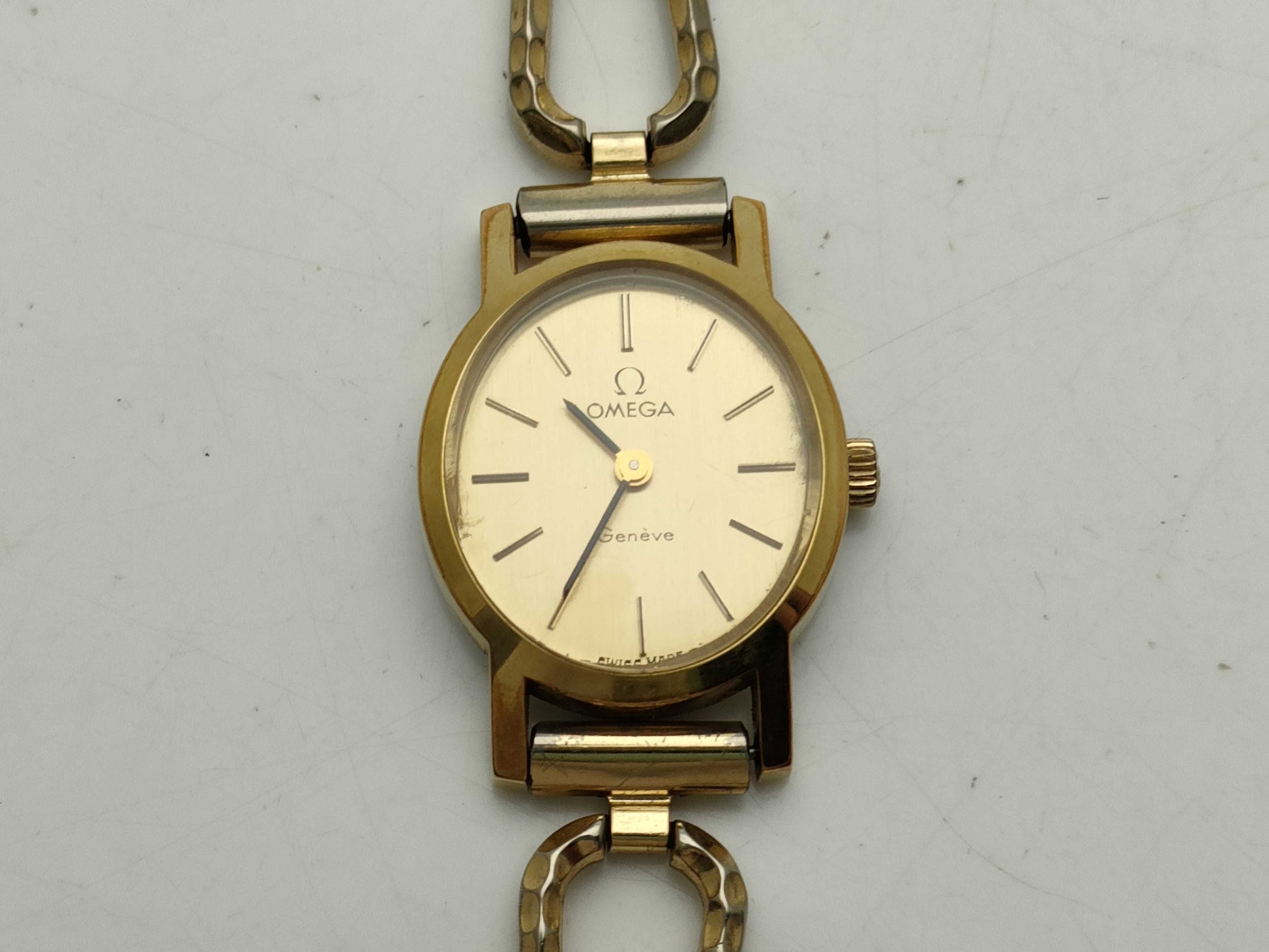 OMEGA Geneva Manual Winding Women's Watch with Broken Strap