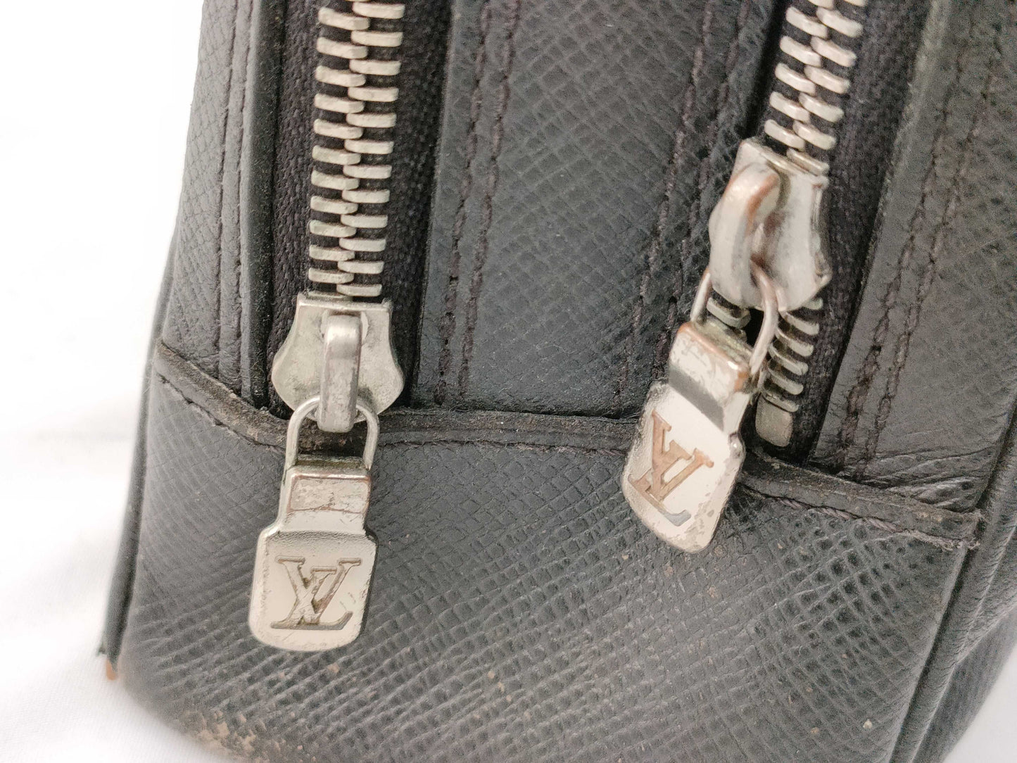 LOUIS VUITTON Taiga Neo Pavel Second Bag