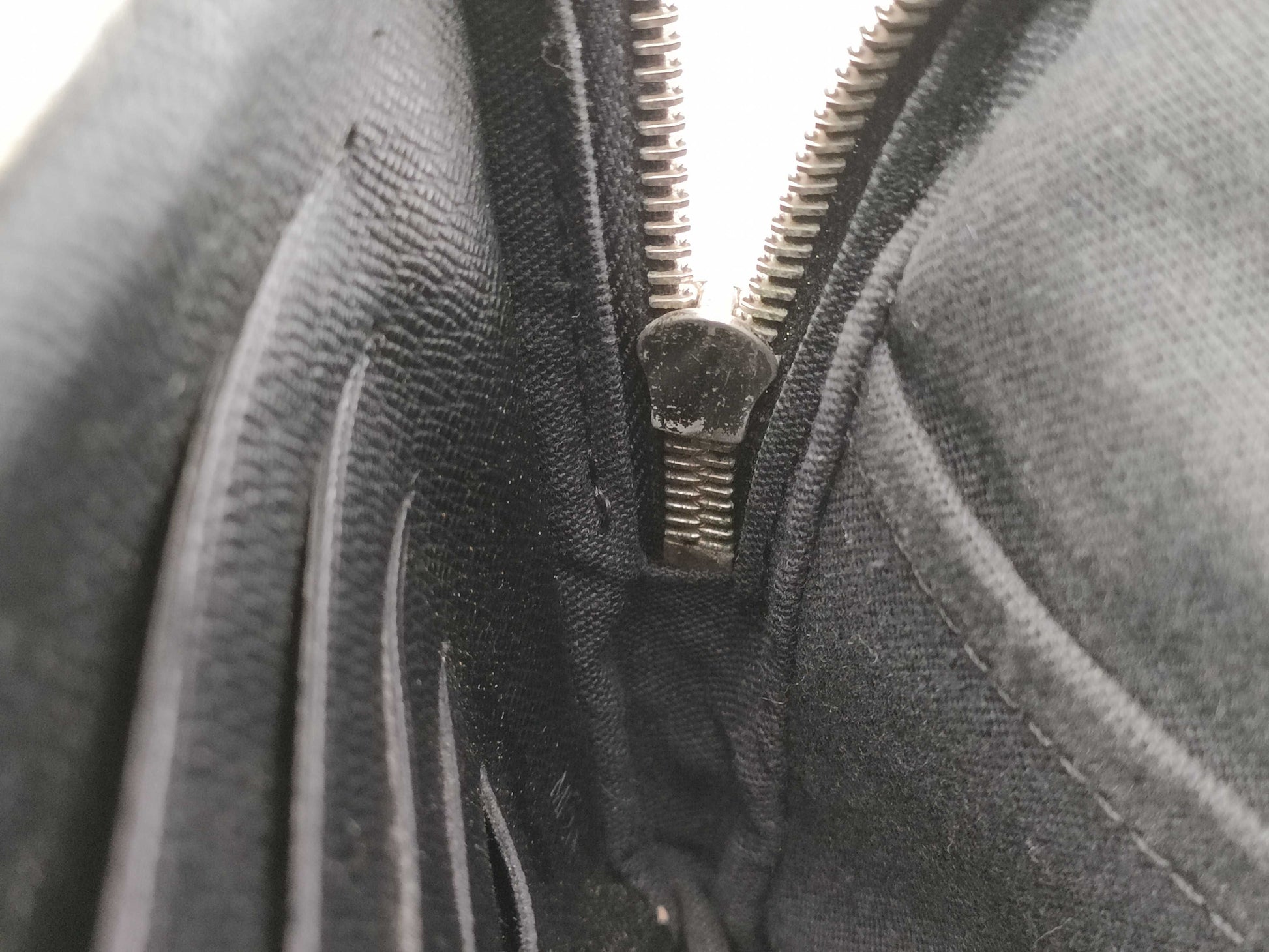 LOUIS VUITTON Taiga Neo Pavel Second Bag