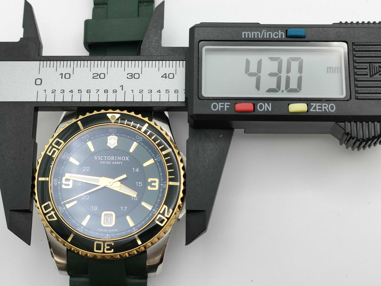 VICTORINOX 241606 Men's Watch