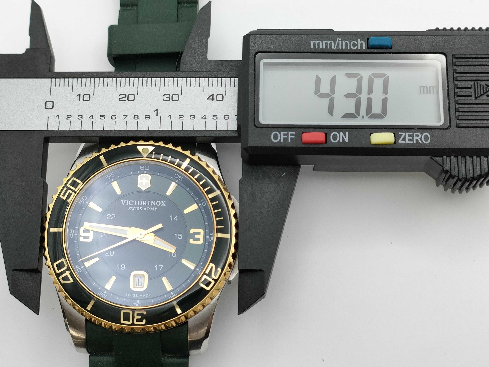 VICTORINOX 241606 Men's Watch