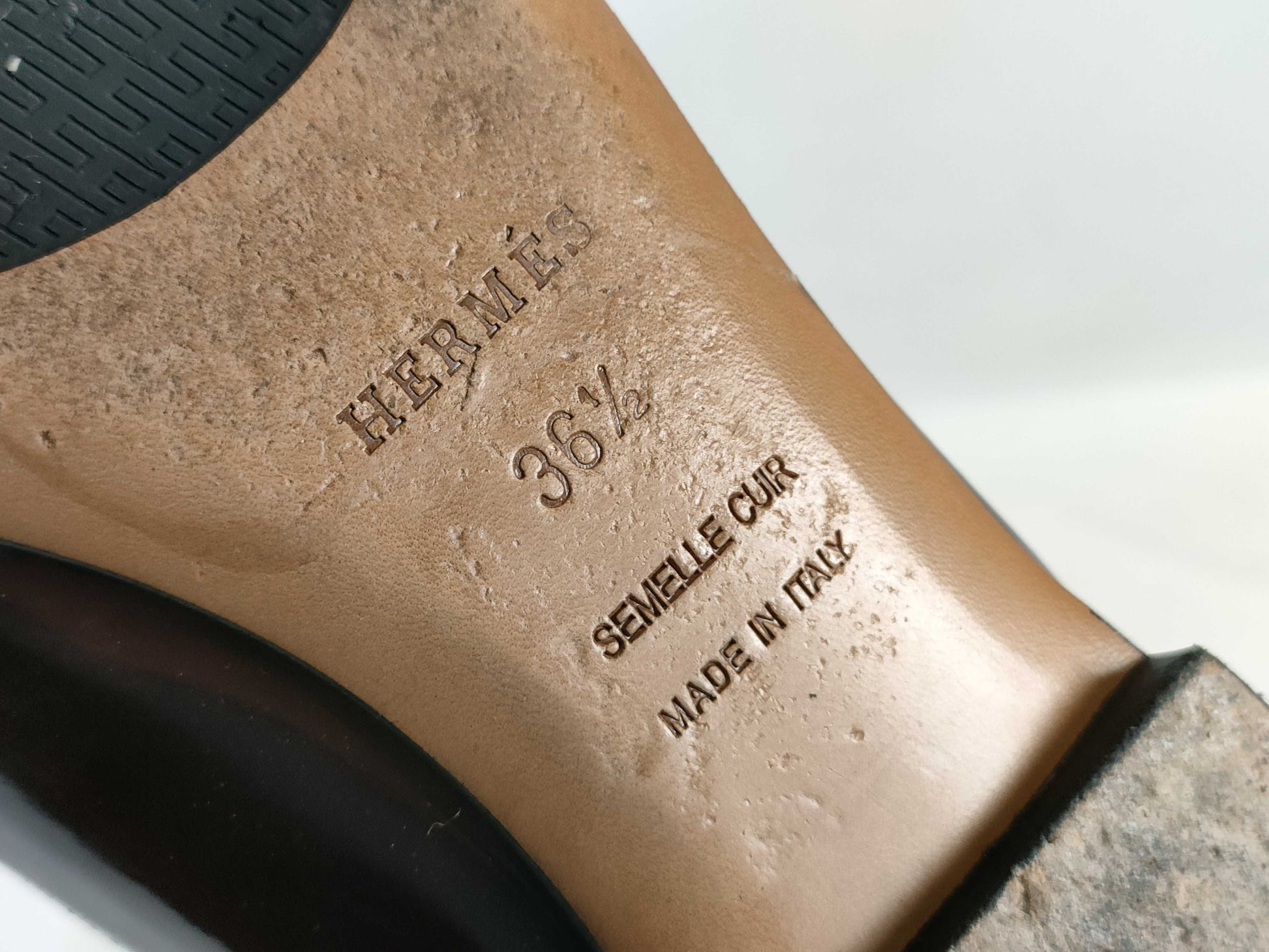 HERMES Enamel Flat Round Toe Pumps