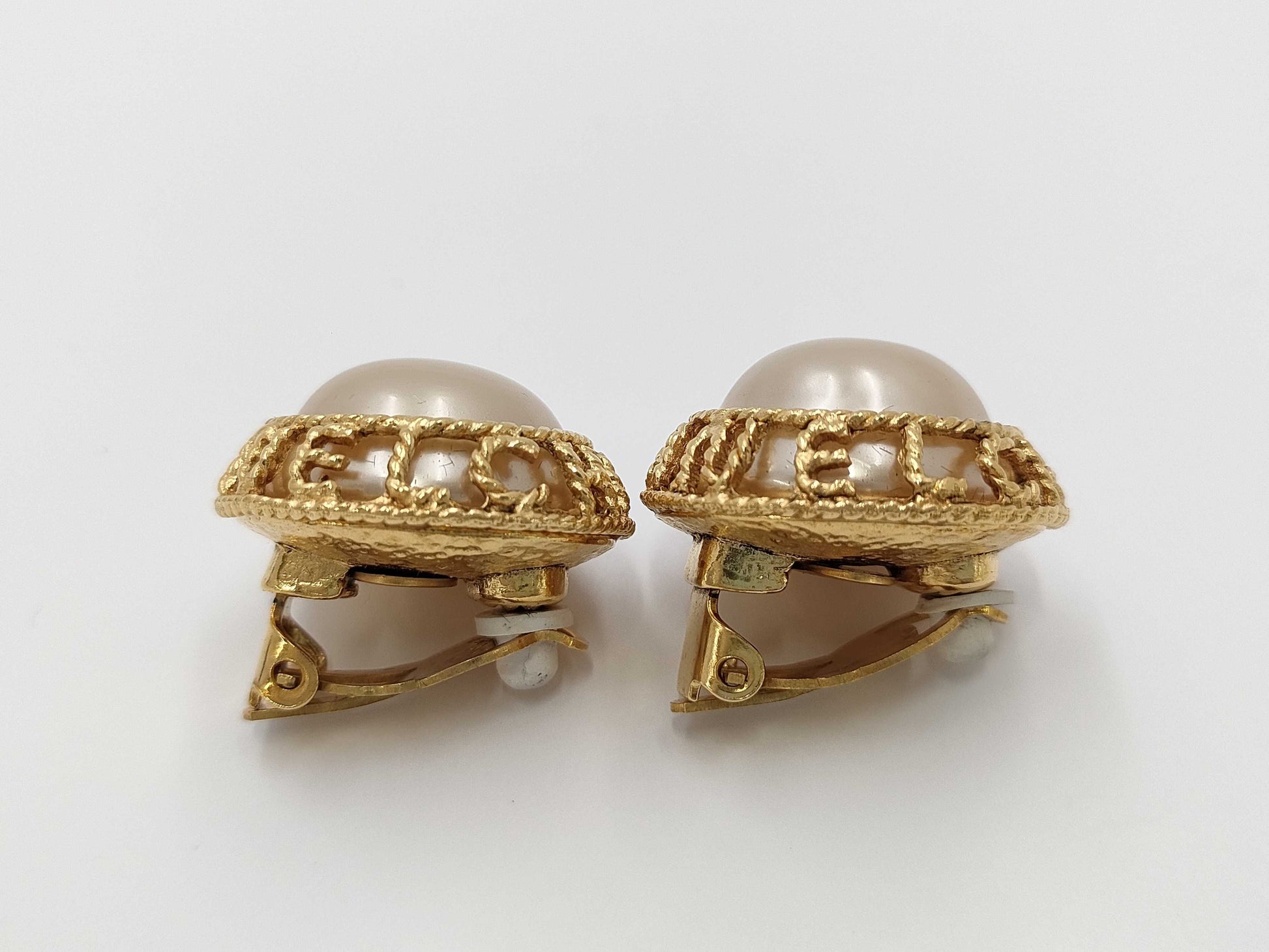 CHANEL 94A Pearl Earrings