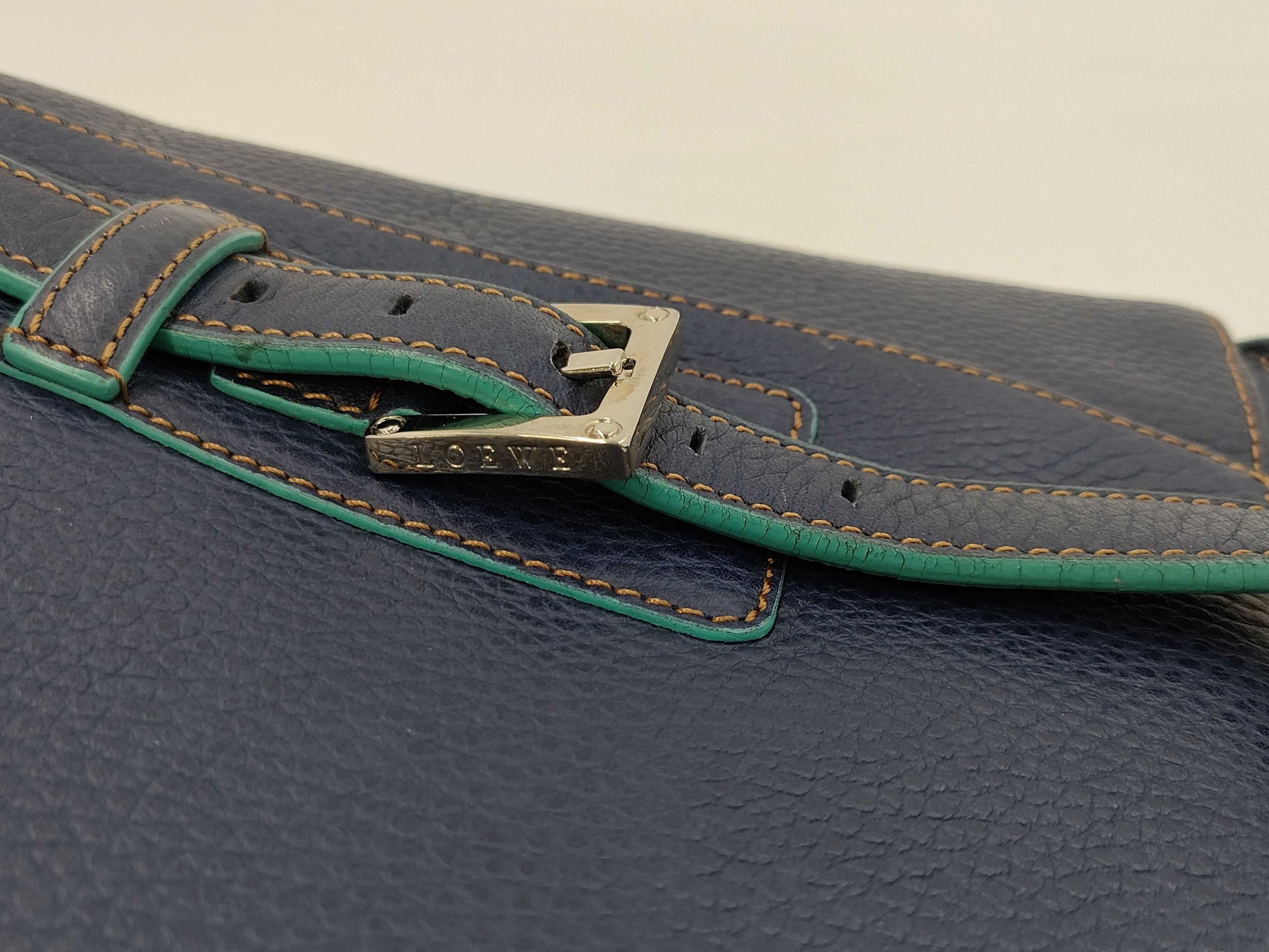 LOEWE Leather Buckle Tote/Scuff/Color Consideration Handbag